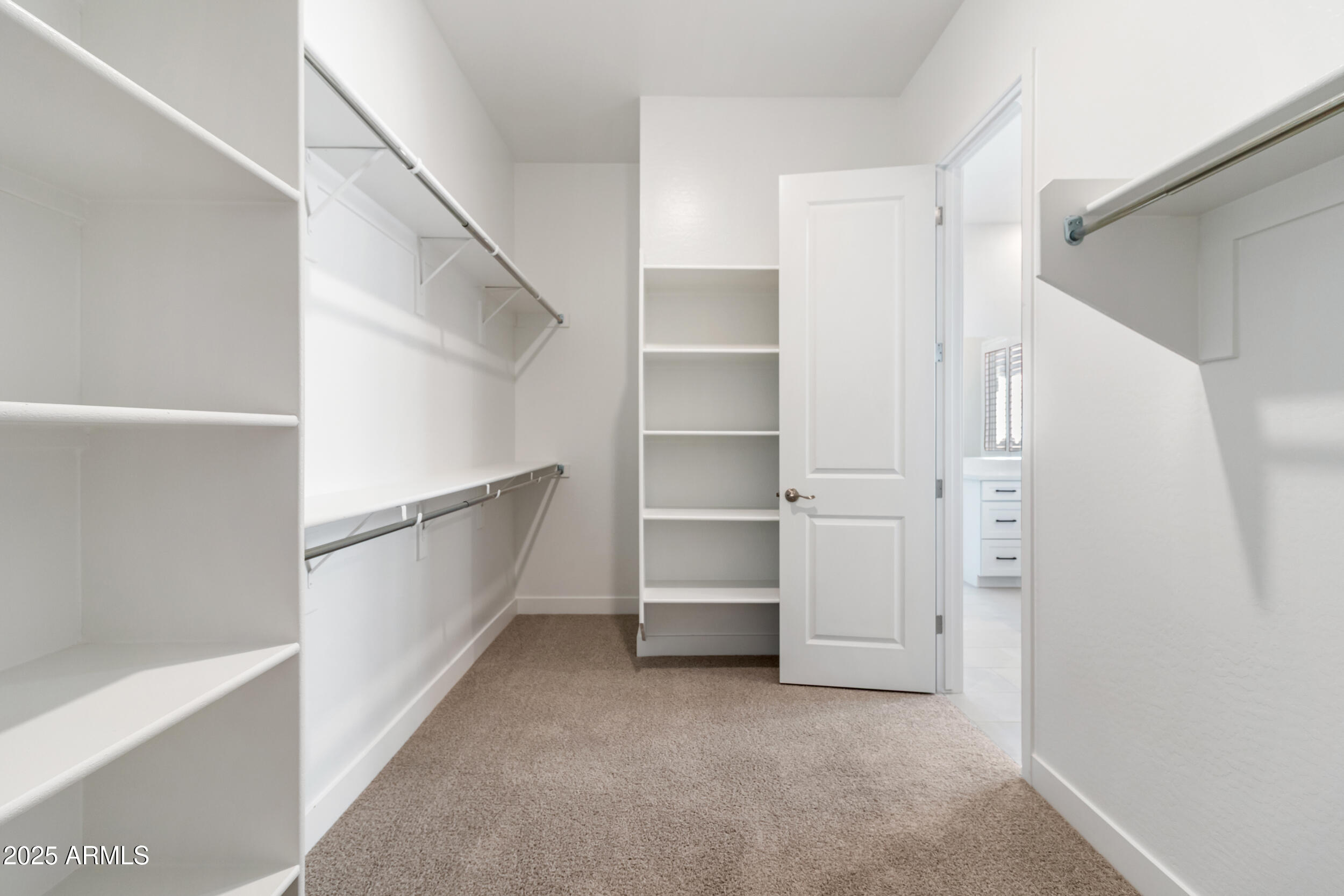 21387 W MEADOWBROOK Avenue