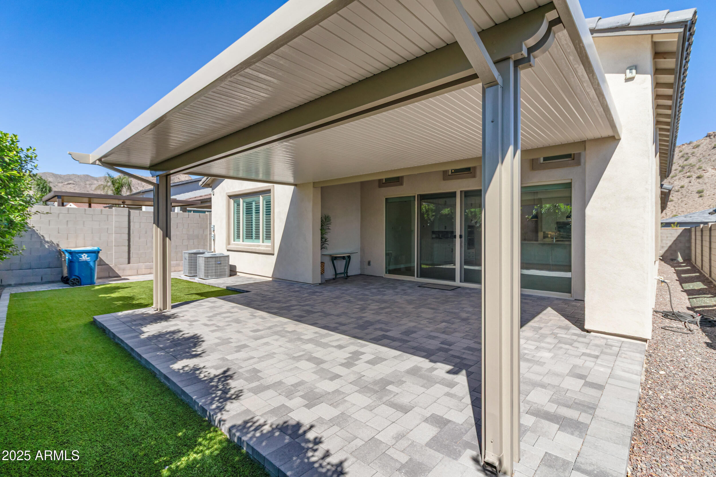 21387 W MEADOWBROOK Avenue