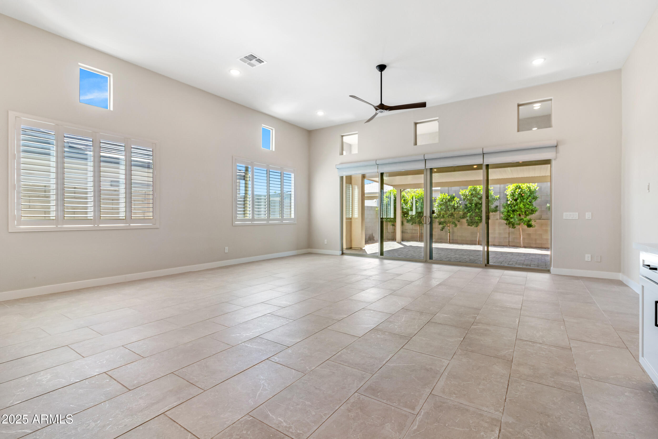 21387 W MEADOWBROOK Avenue