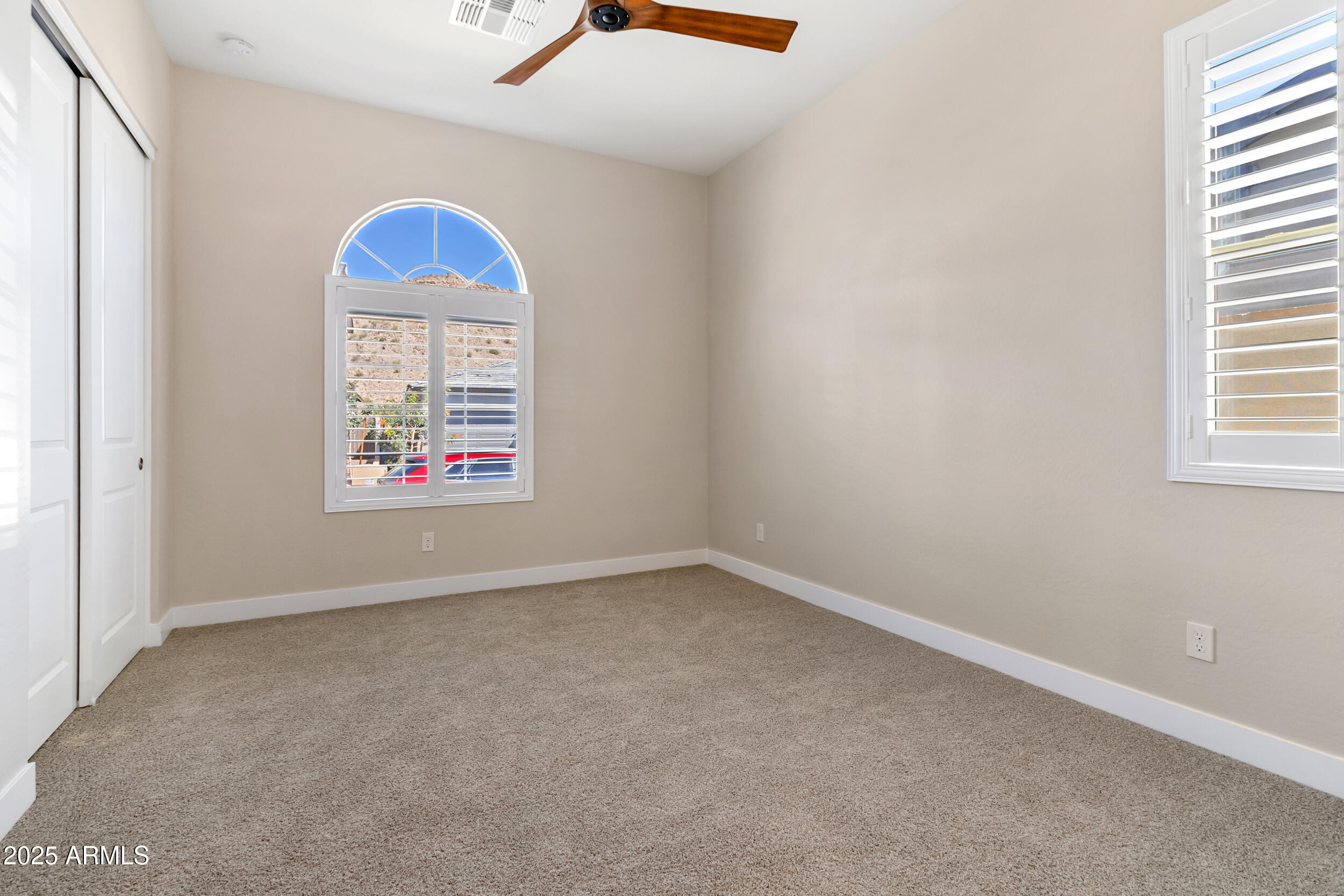 21387 W MEADOWBROOK Avenue