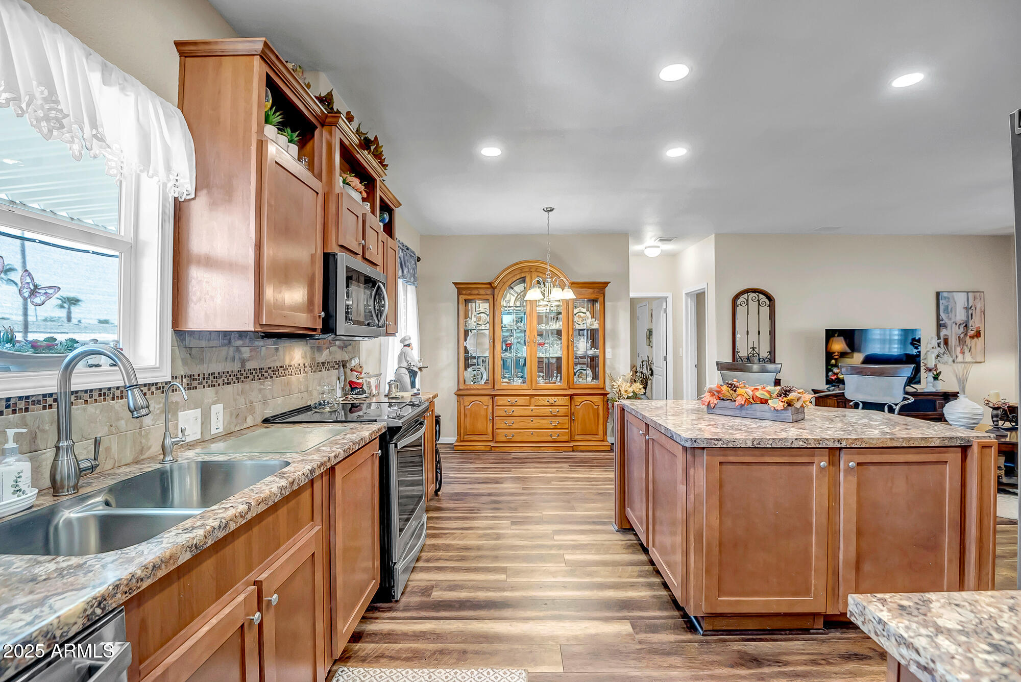 2000 S Apache Road, 292