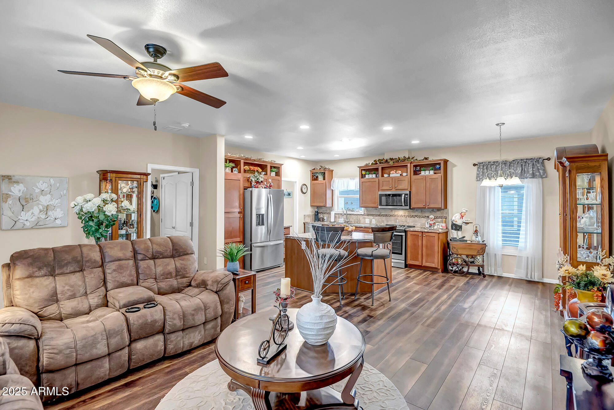 2000 S Apache Road, 292