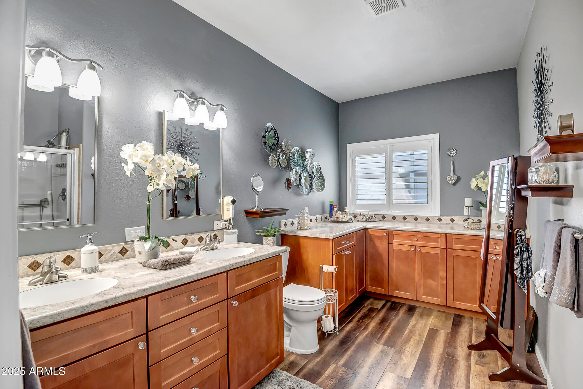 2000 S Apache Road, 292