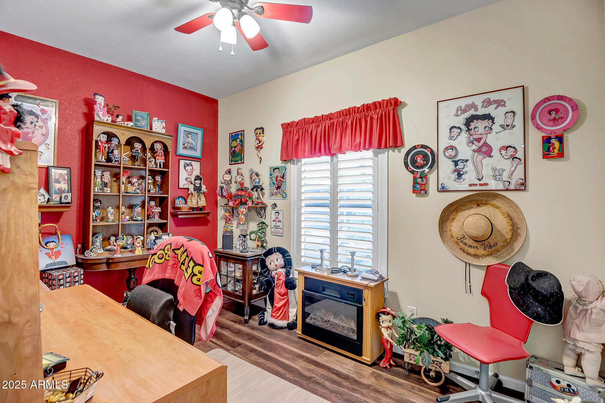 2000 S Apache Road, 292