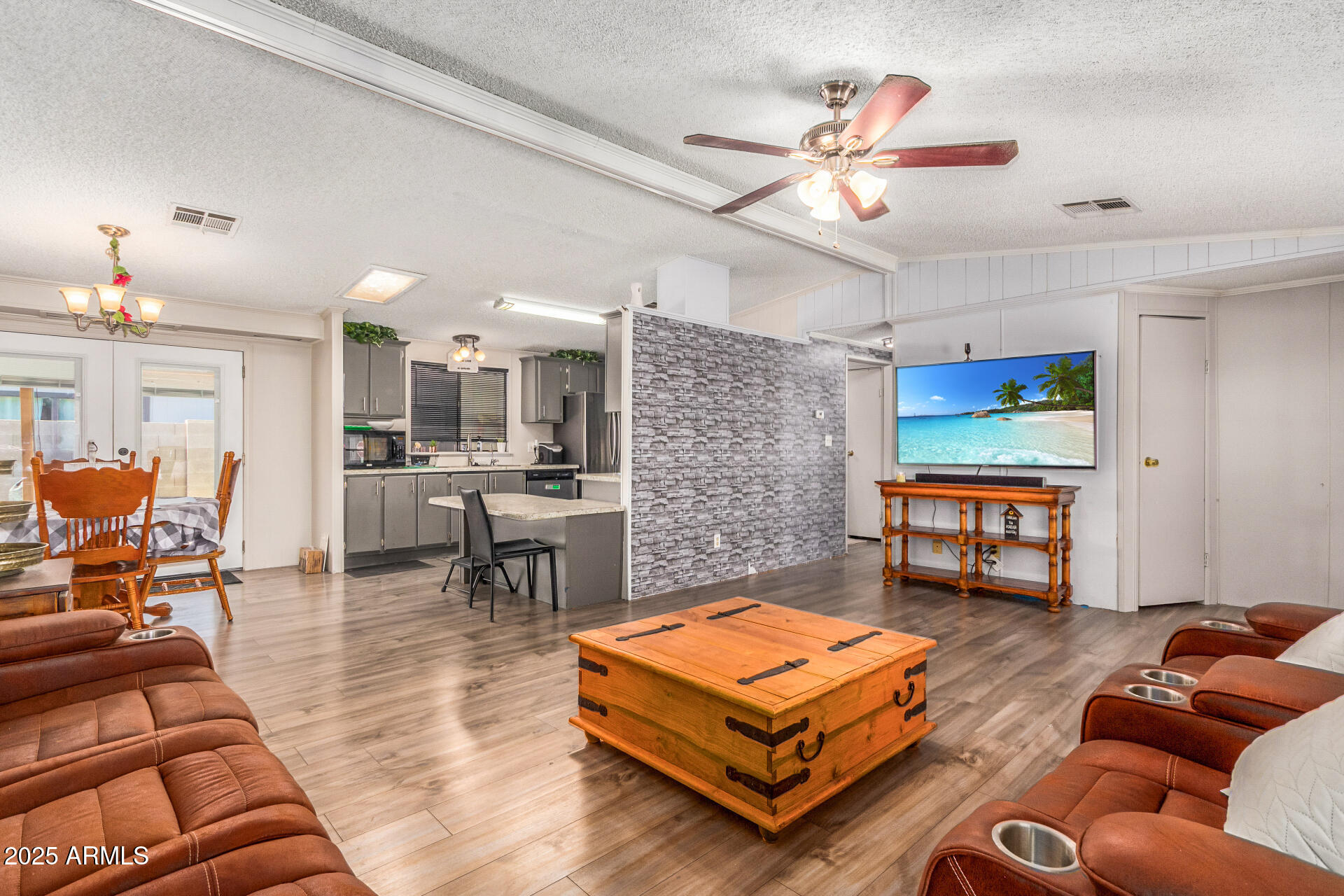 8601 N 103RD Avenue, 72