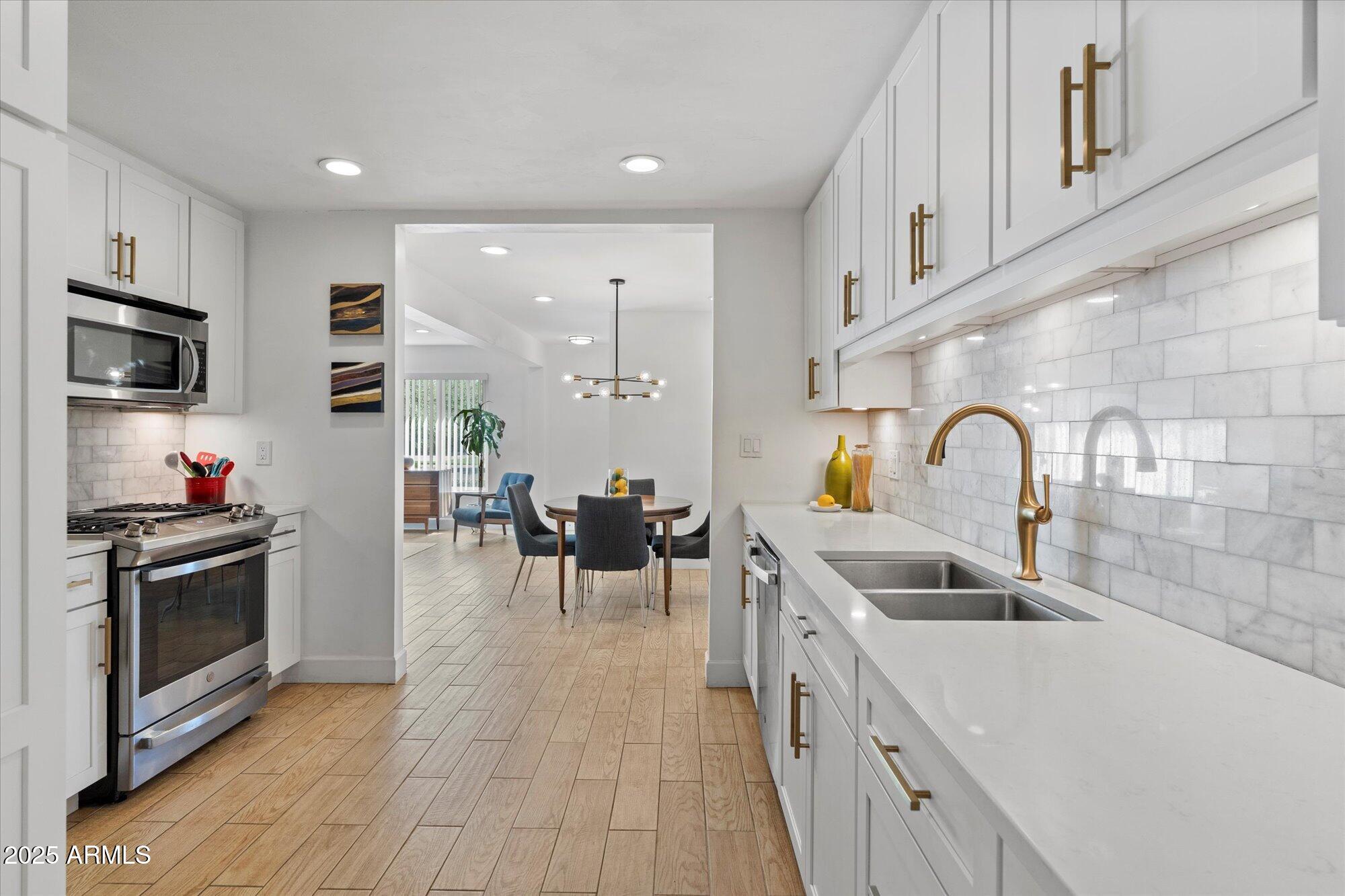 2902 E AVALON Drive, Phoenix