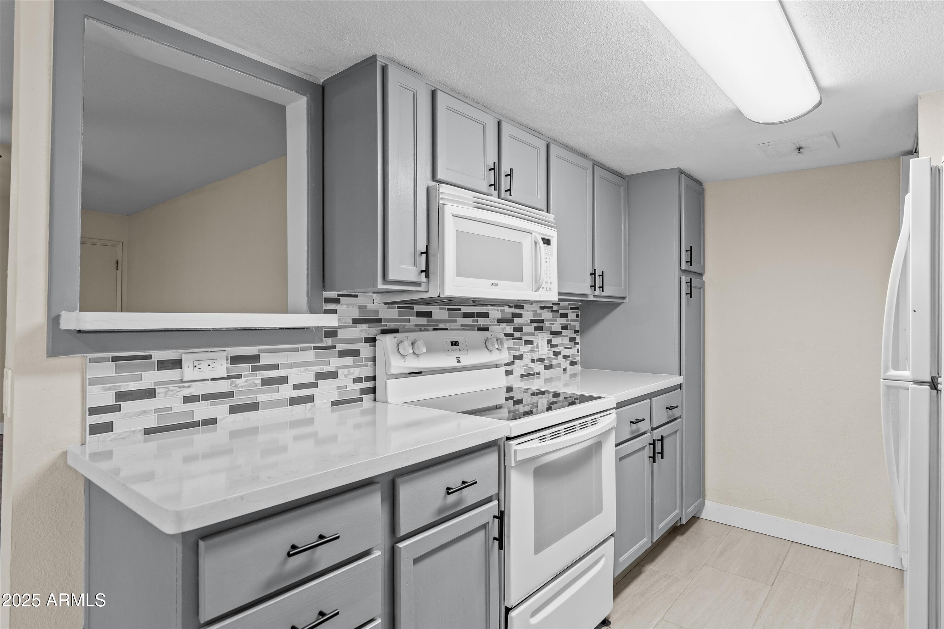 1033 N GRANITE REEF Road