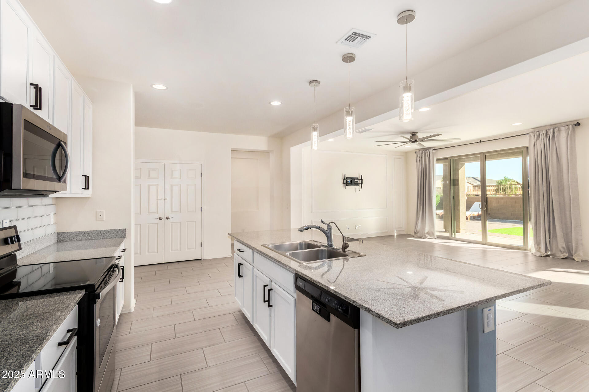 23047 E CALLE DE FLORES