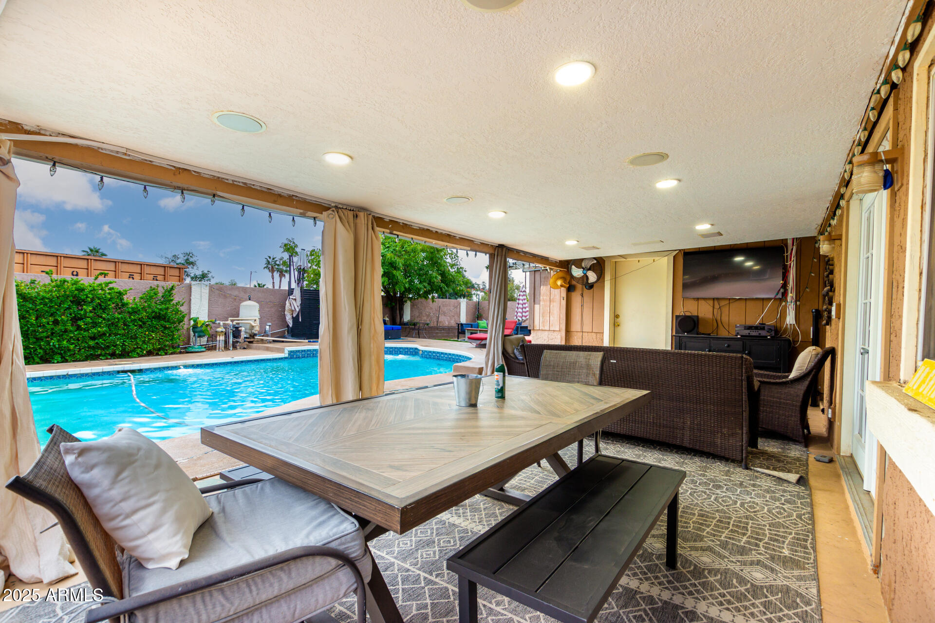 3313 W SURREY Avenue