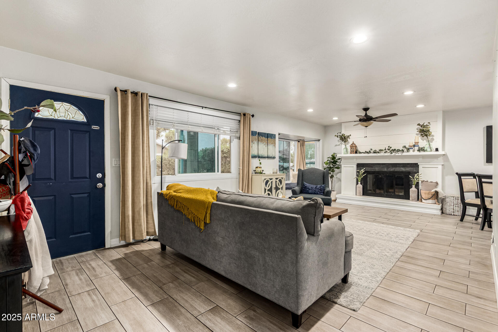 3313 W SURREY Avenue