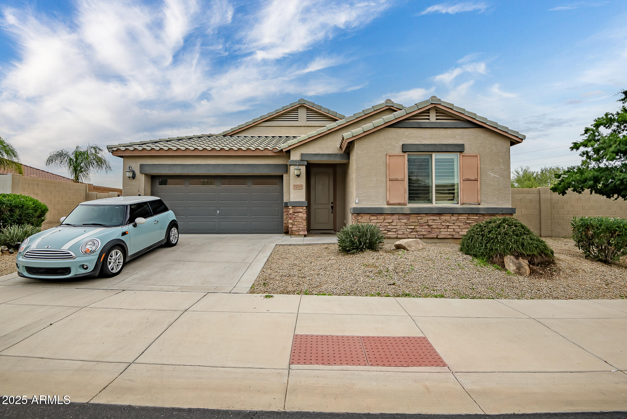 5215 E DESERT VISTA Trail