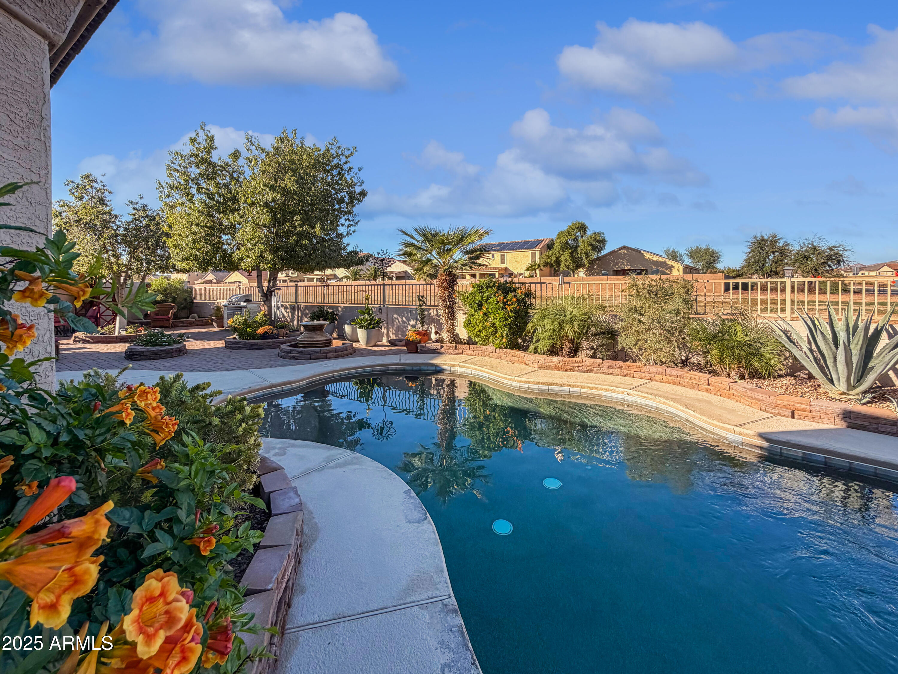 1386 E AVENIDA ISABELA