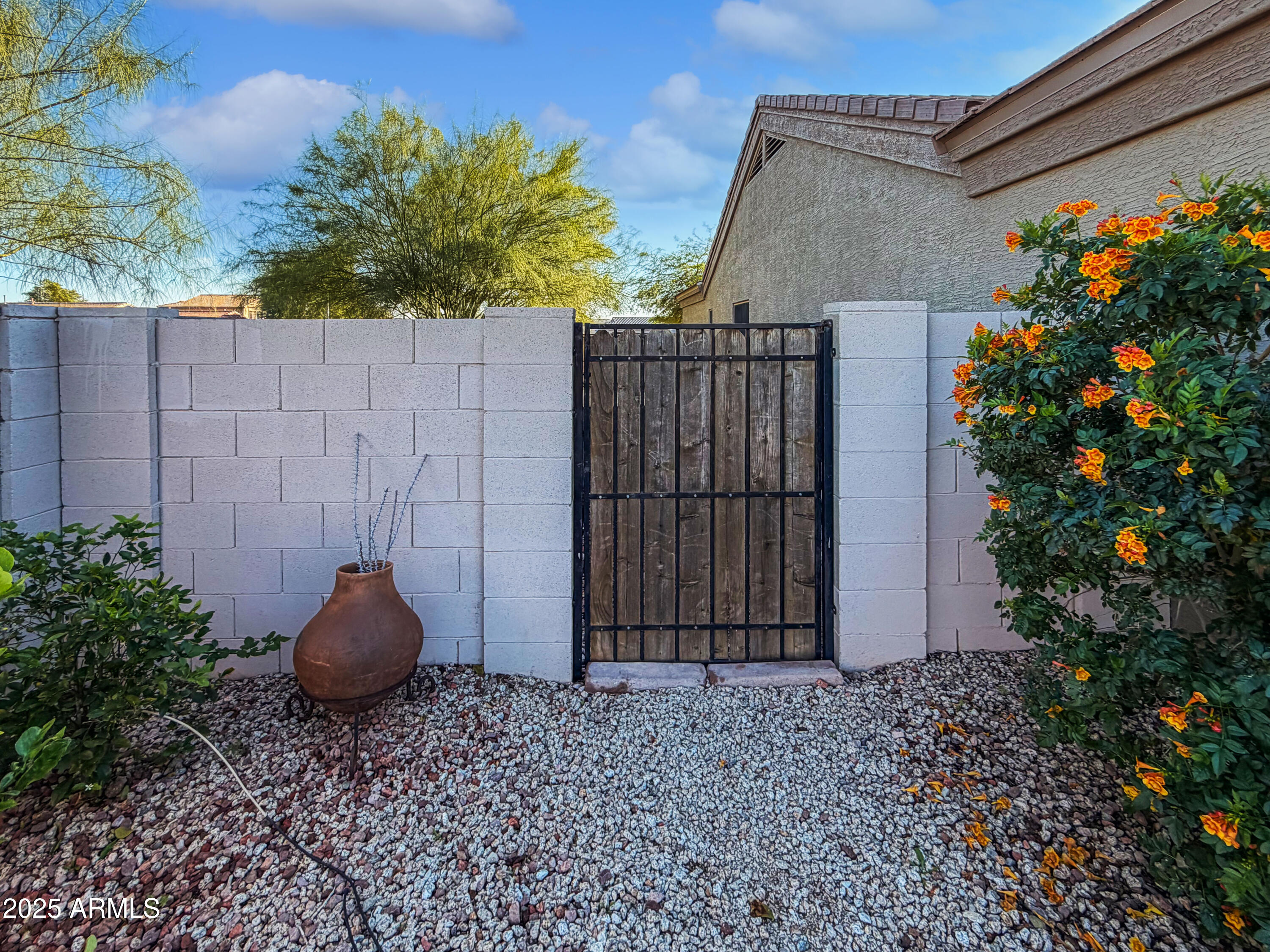 1386 E AVENIDA ISABELA