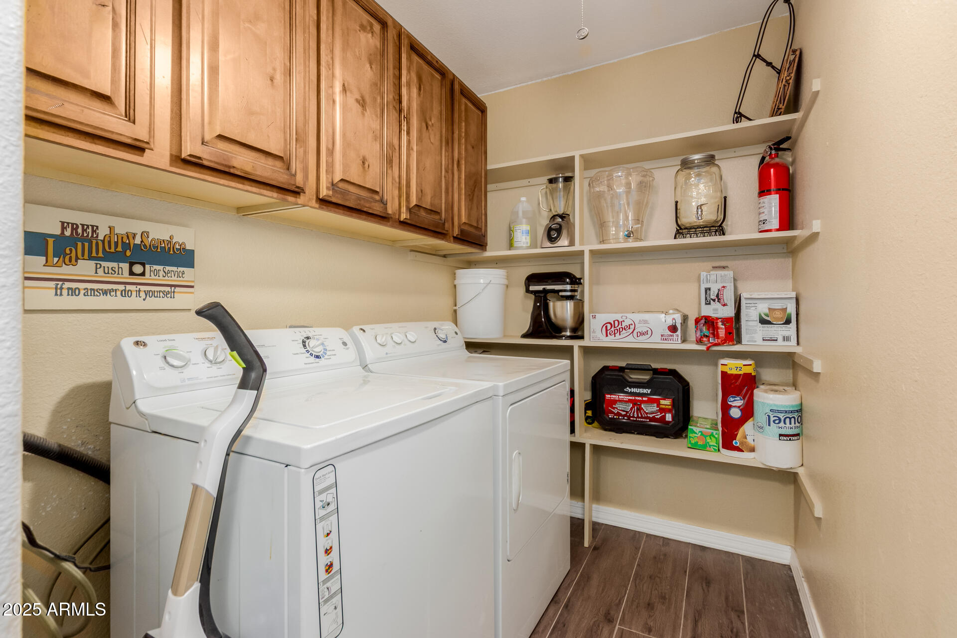 6925 W SUNNYSLOPE Lane