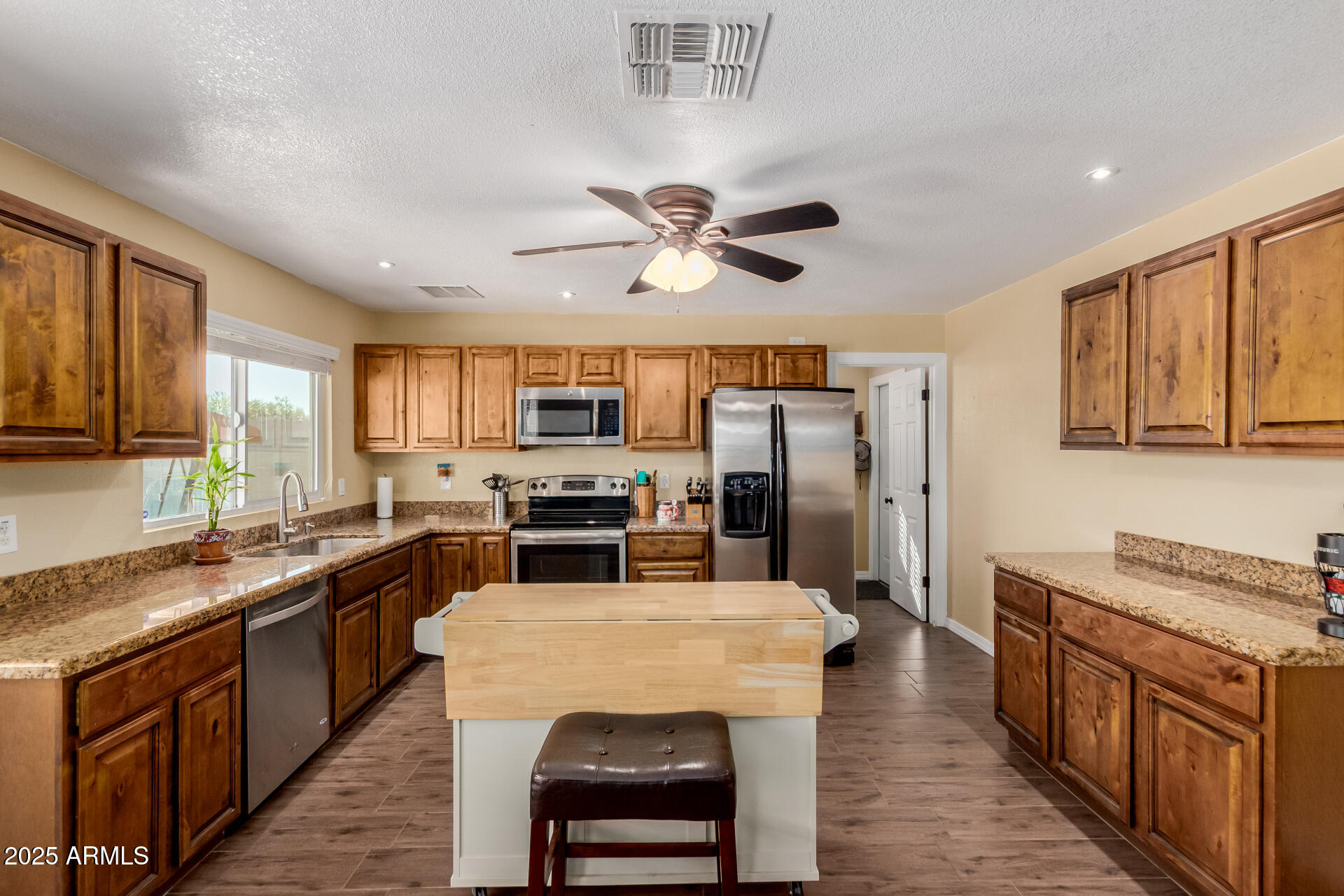 6925 W SUNNYSLOPE Lane