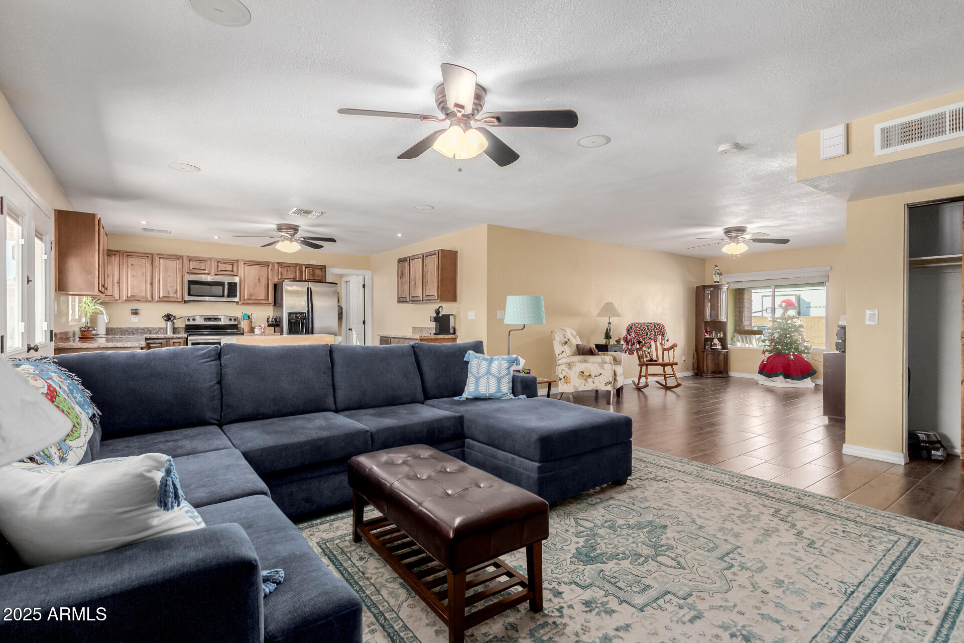 6925 W SUNNYSLOPE Lane