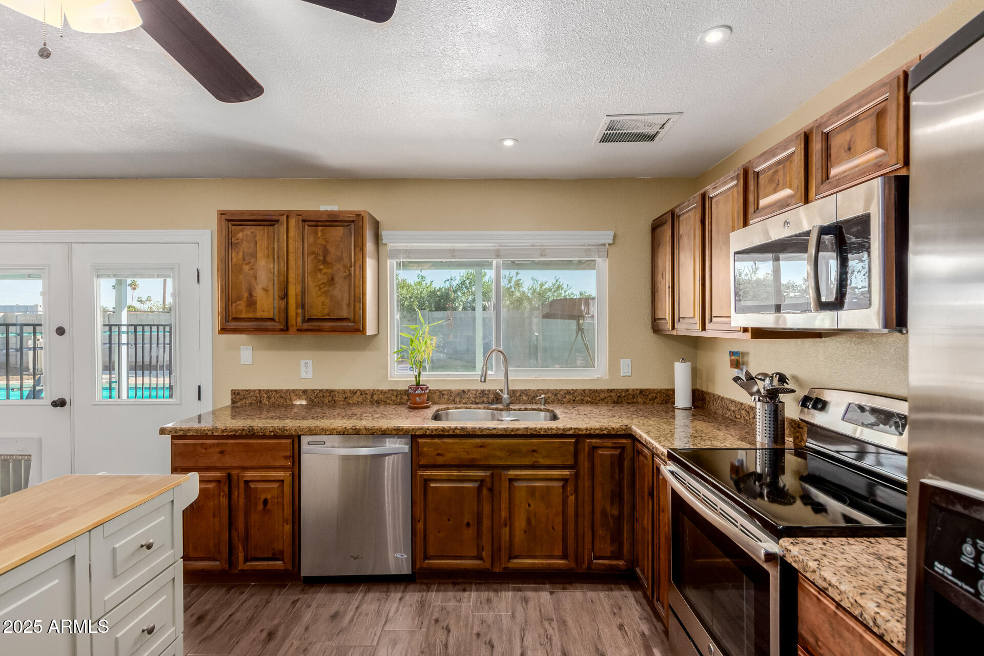 6925 W SUNNYSLOPE Lane