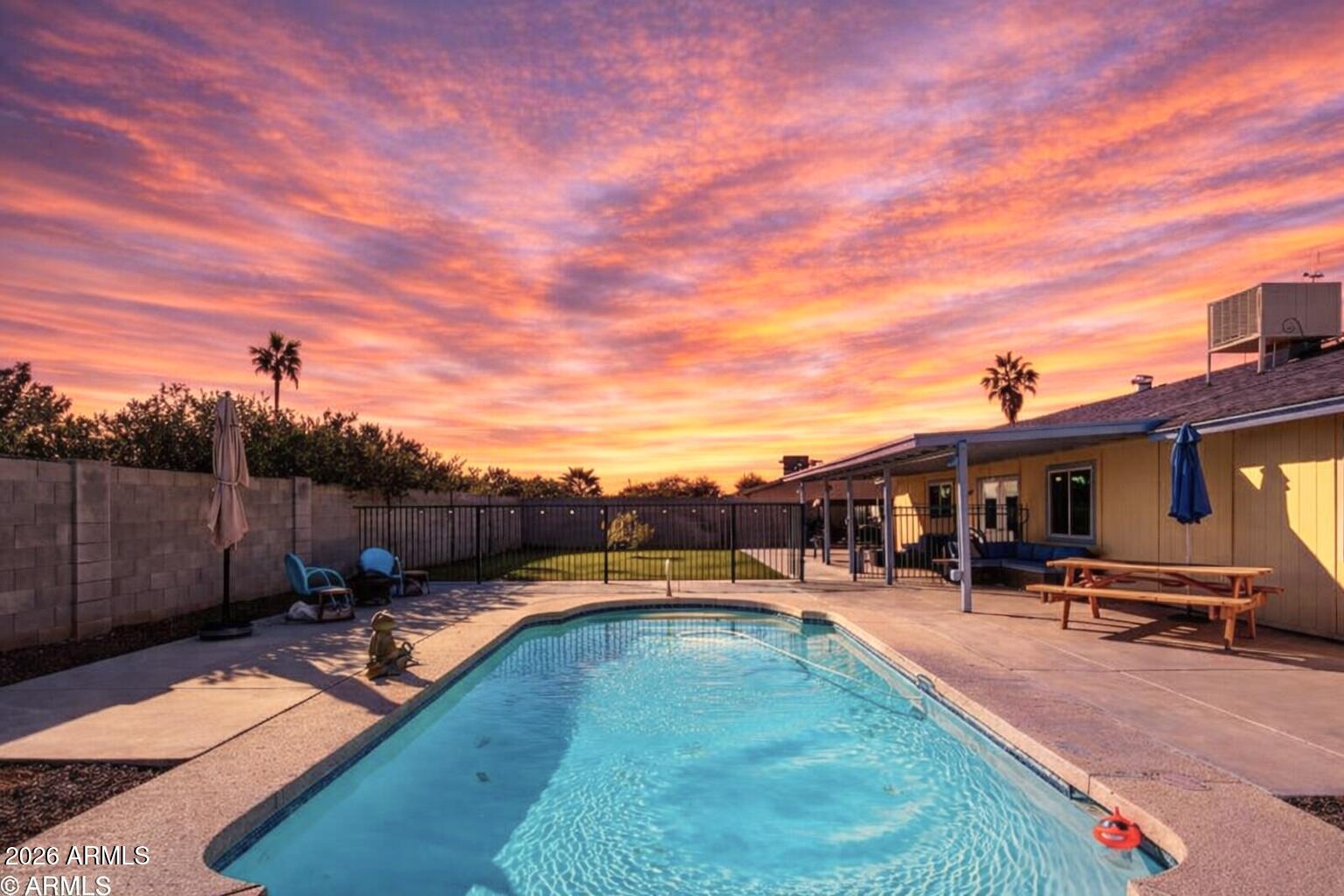 6925 W SUNNYSLOPE Lane