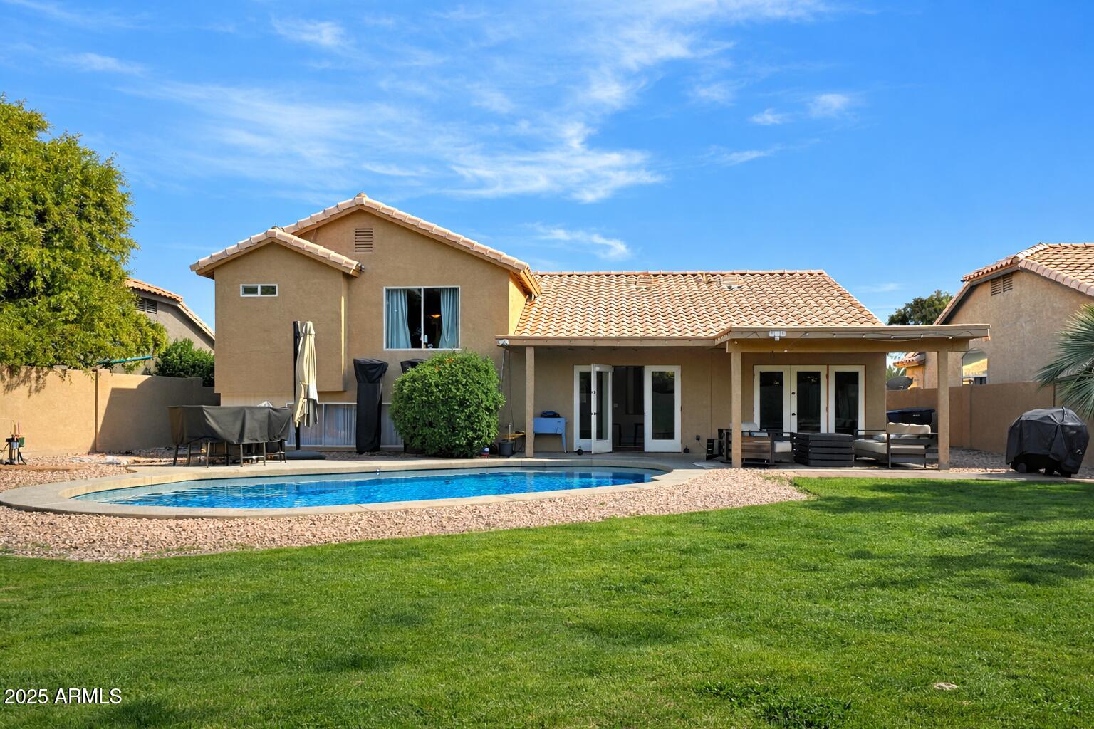 1070 E OAKLAND Street