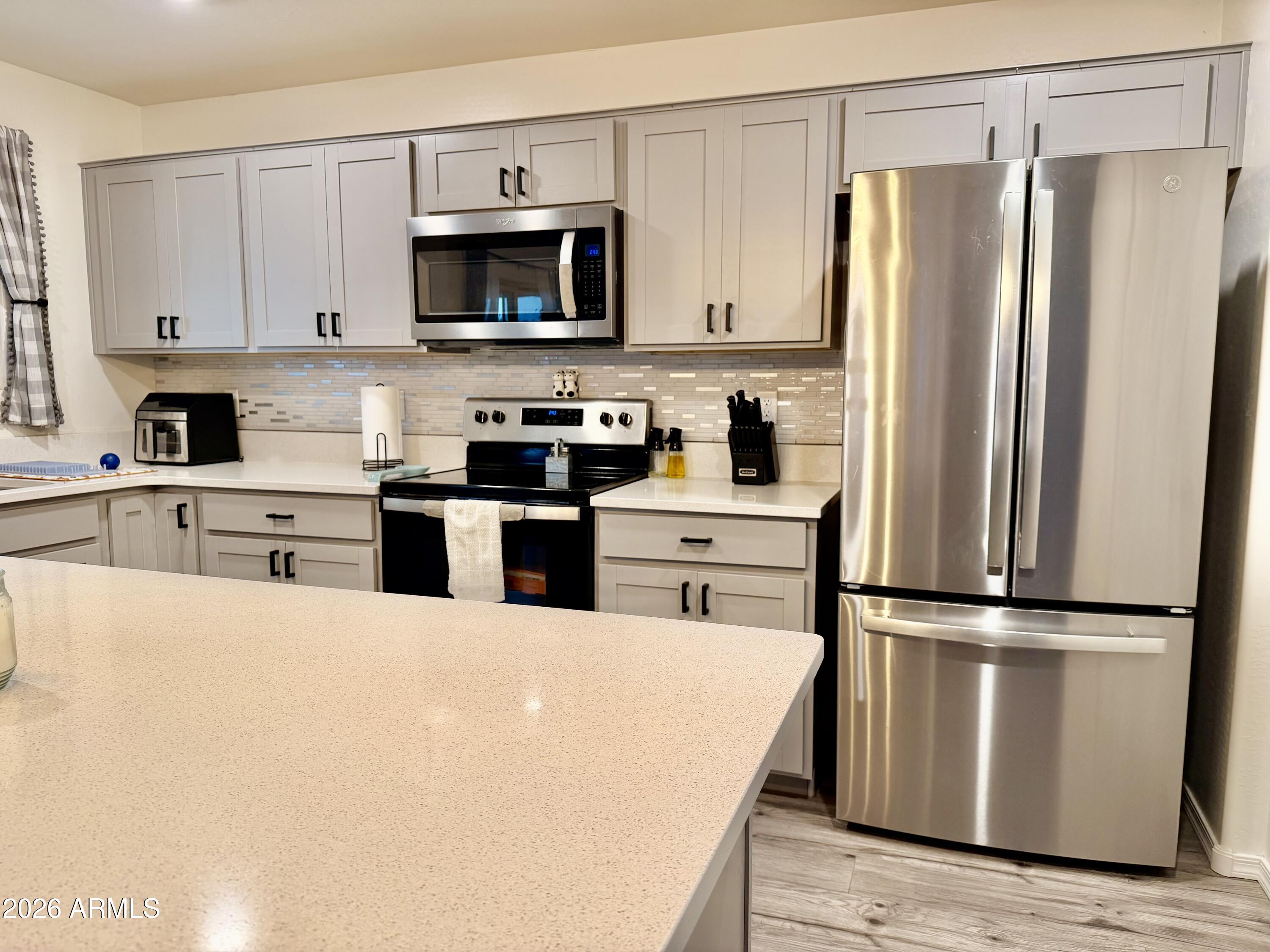 1553 E ELEGANTE Drive