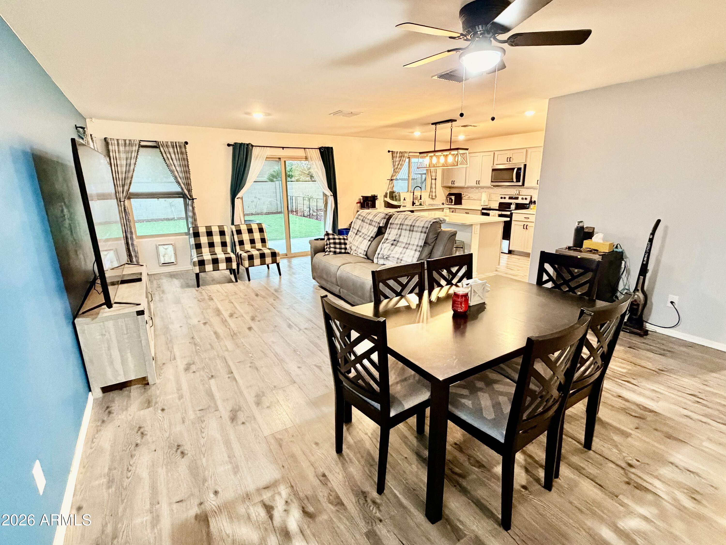 1553 E ELEGANTE Drive