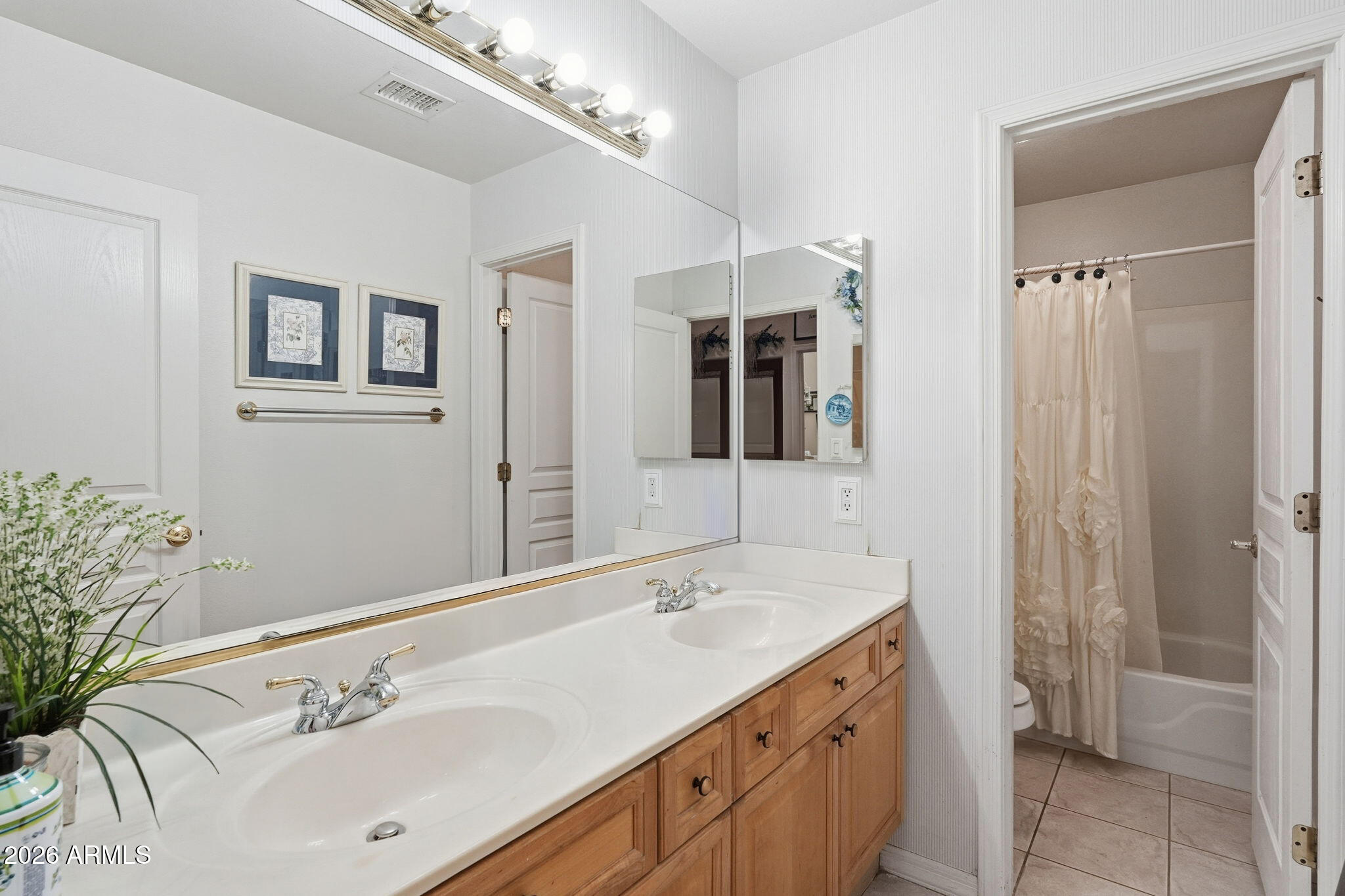 1381 W MAPLEWOOD Street