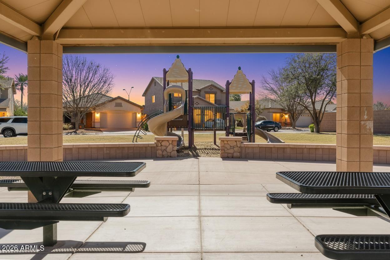 44250 W VINEYARD Street