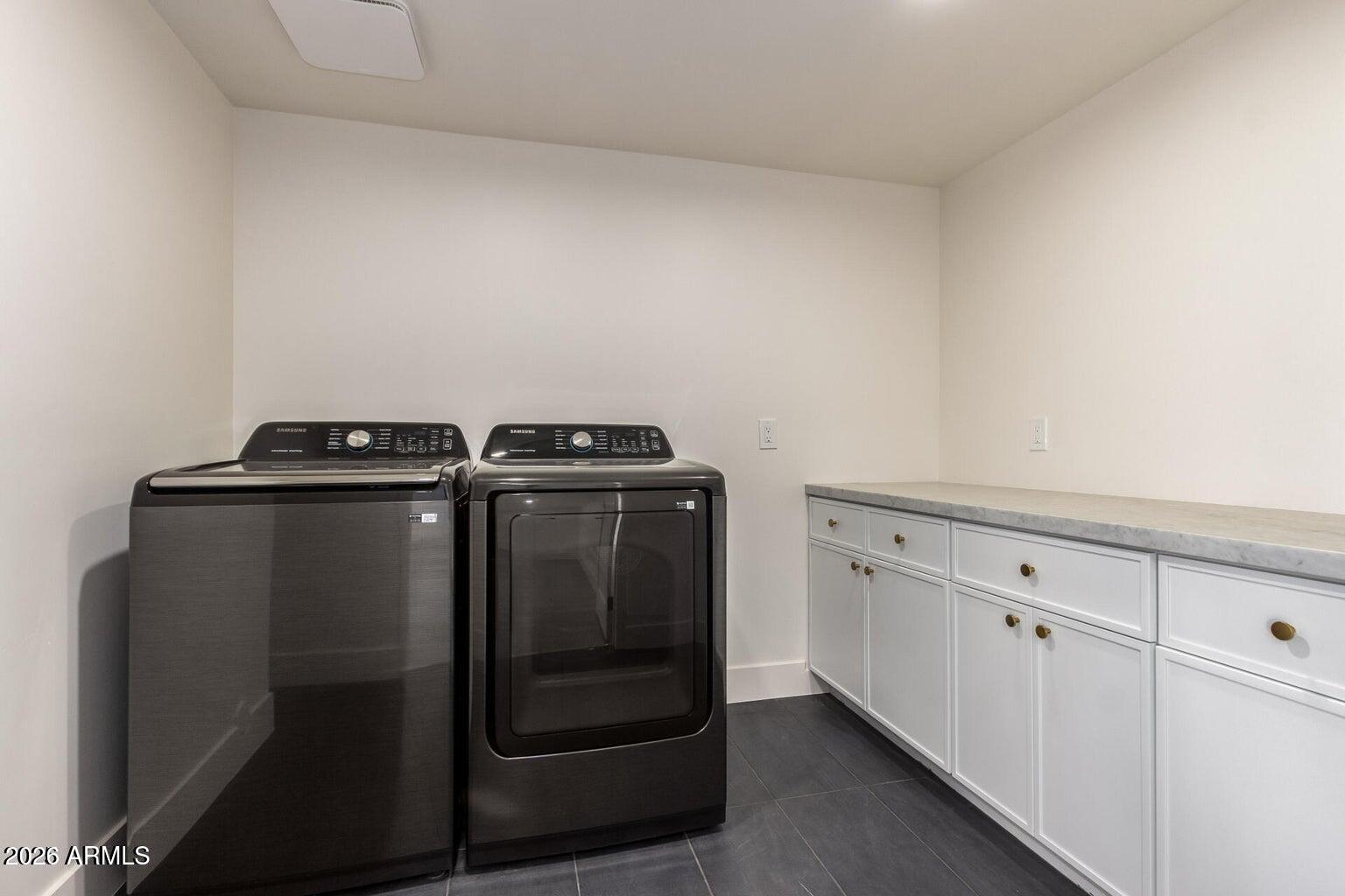 829 E DESERT PARK Lane