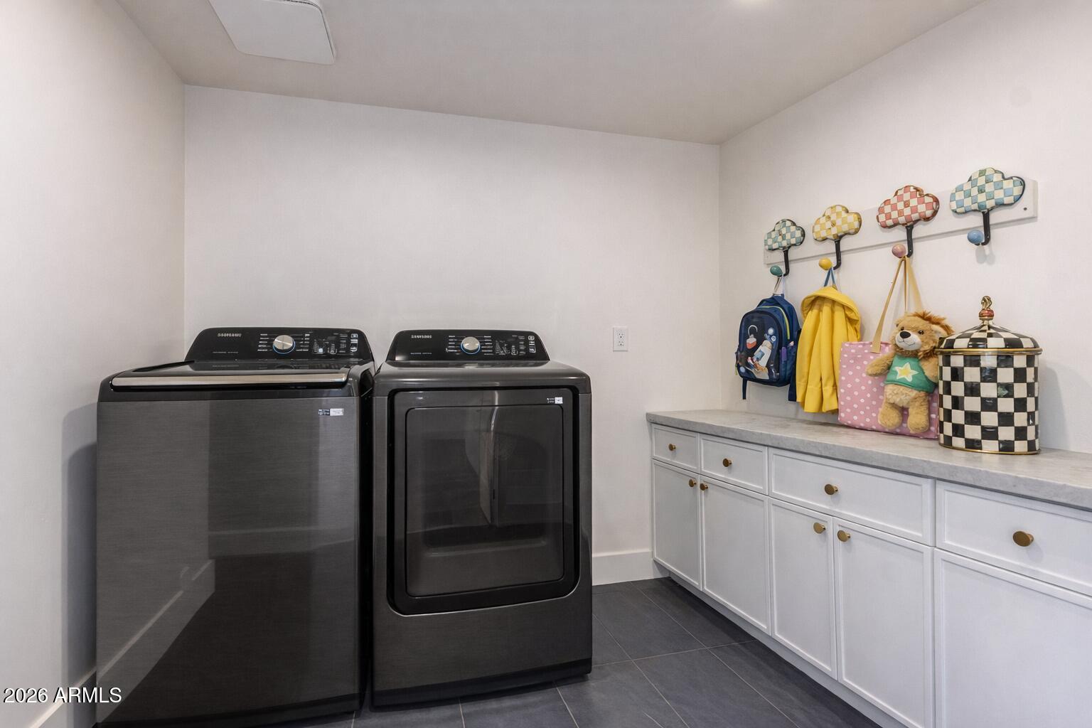 829 E DESERT PARK Lane