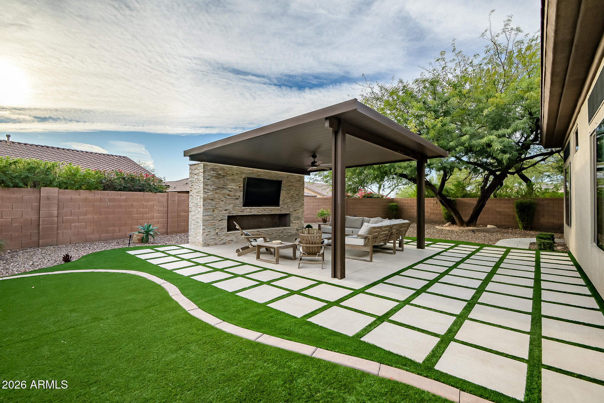 1529 W LAUREL GREENS Court