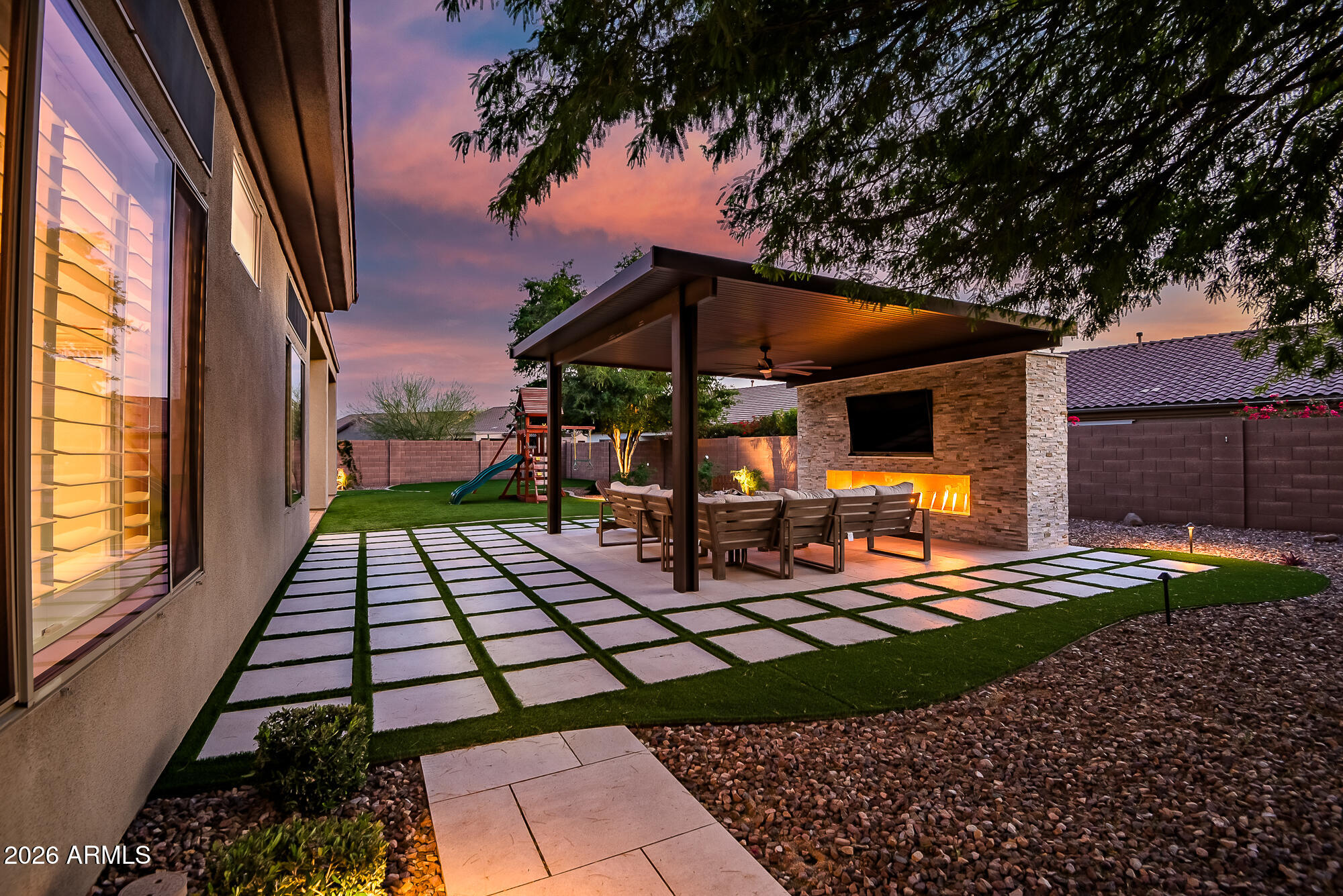 1529 W LAUREL GREENS Court