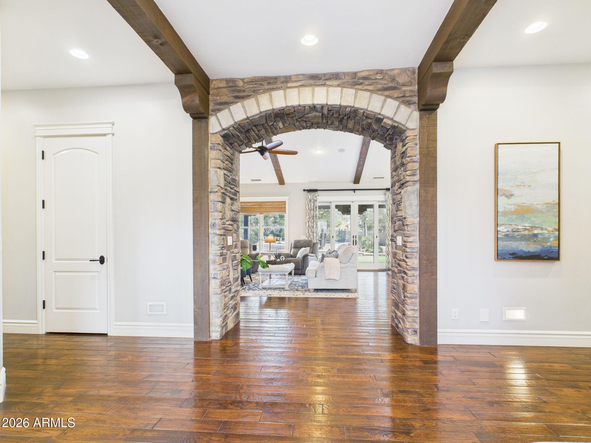 1006 W ROCK SPRINGS Circle