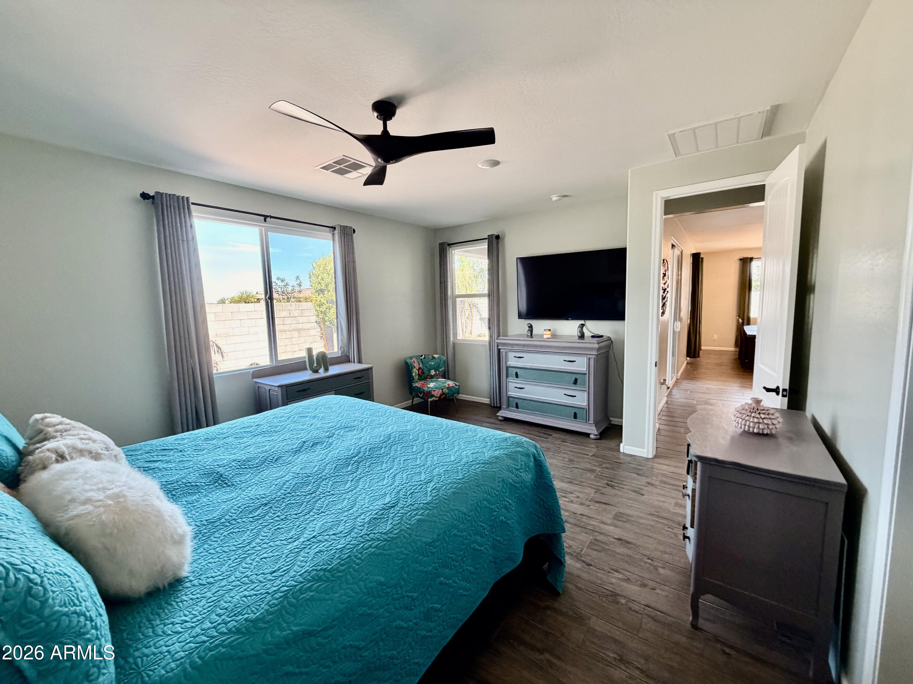 1194 E RIVERTON Place