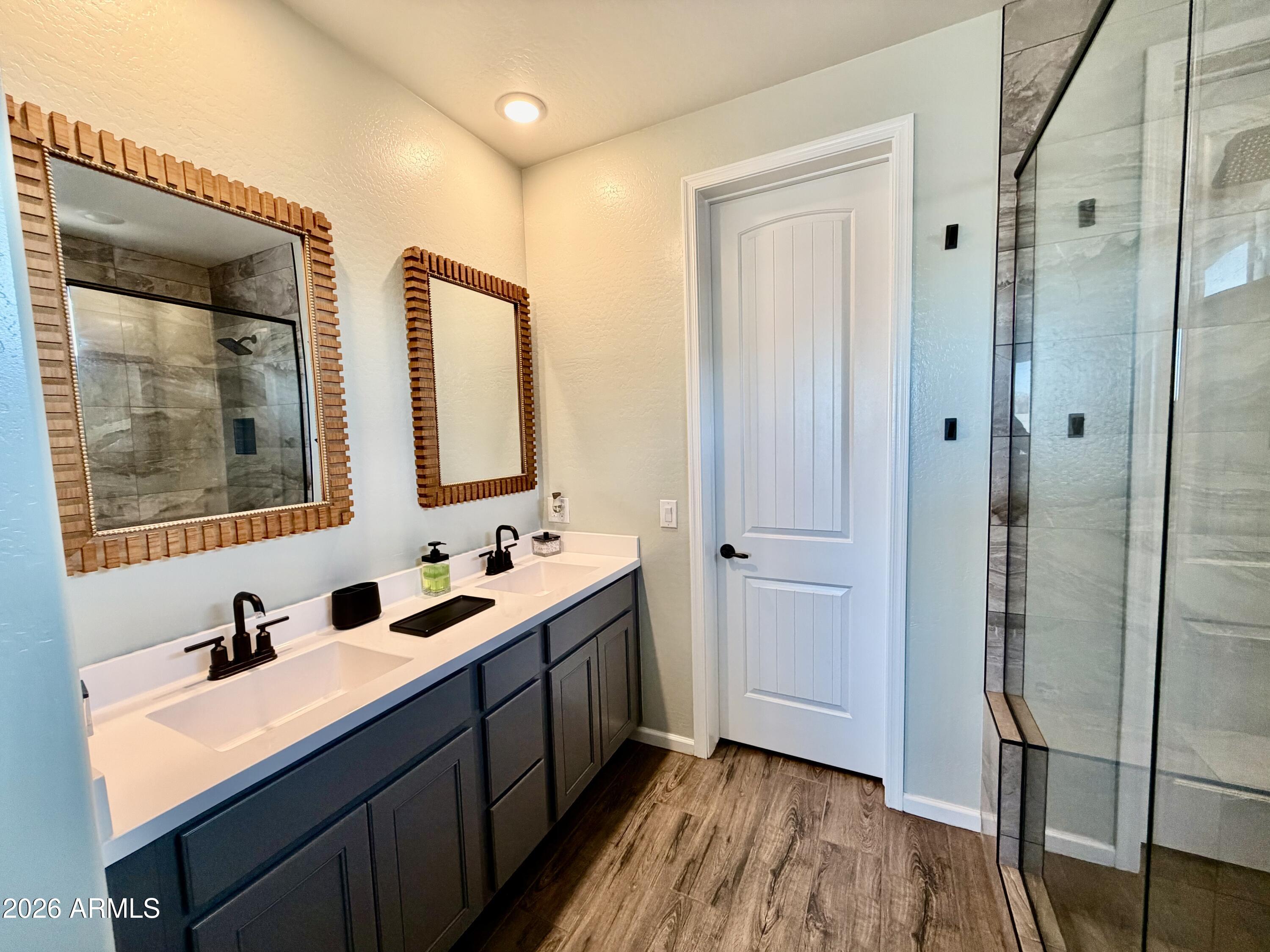 1194 E RIVERTON Place