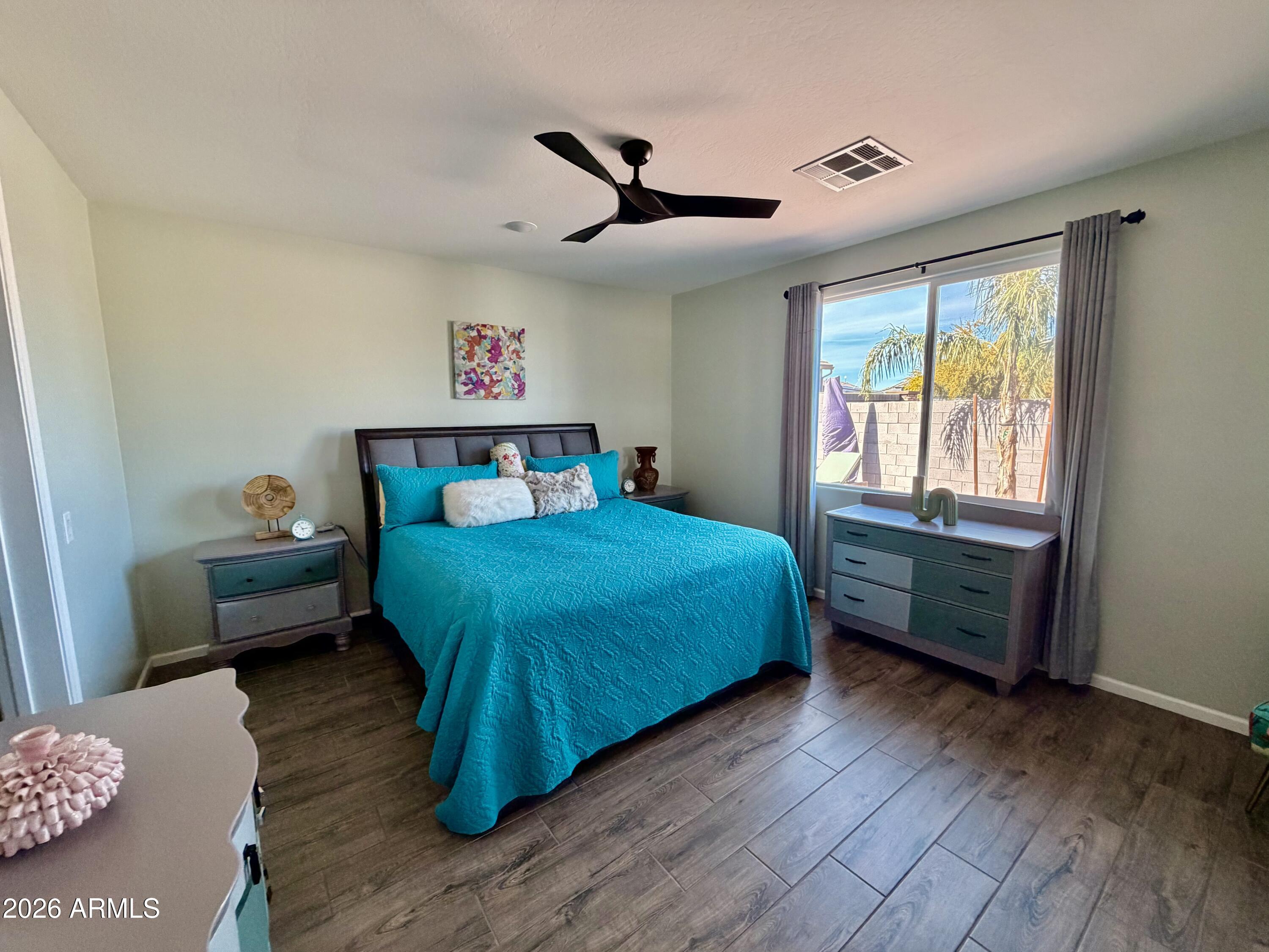 1194 E RIVERTON Place