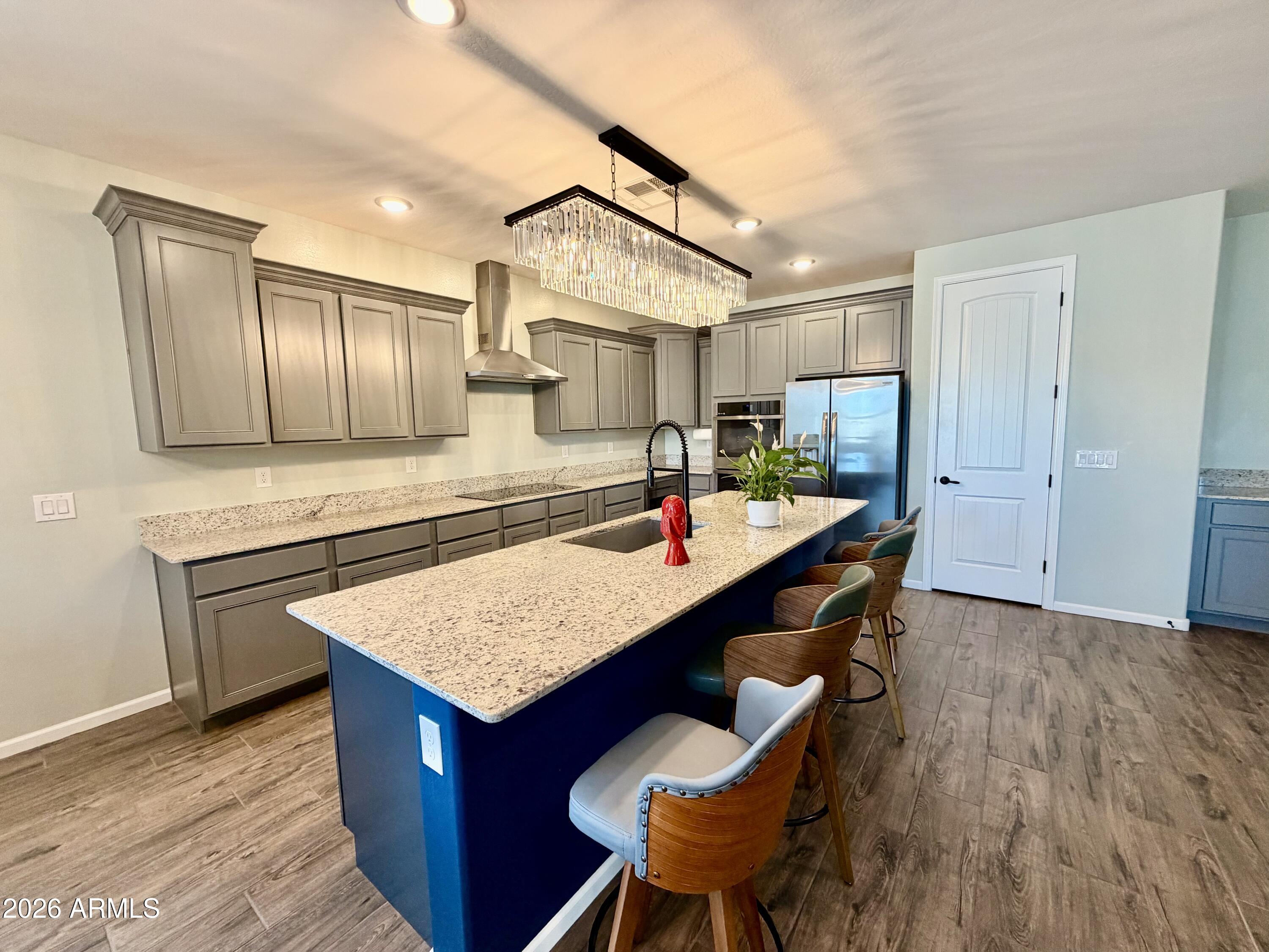 1194 E RIVERTON Place