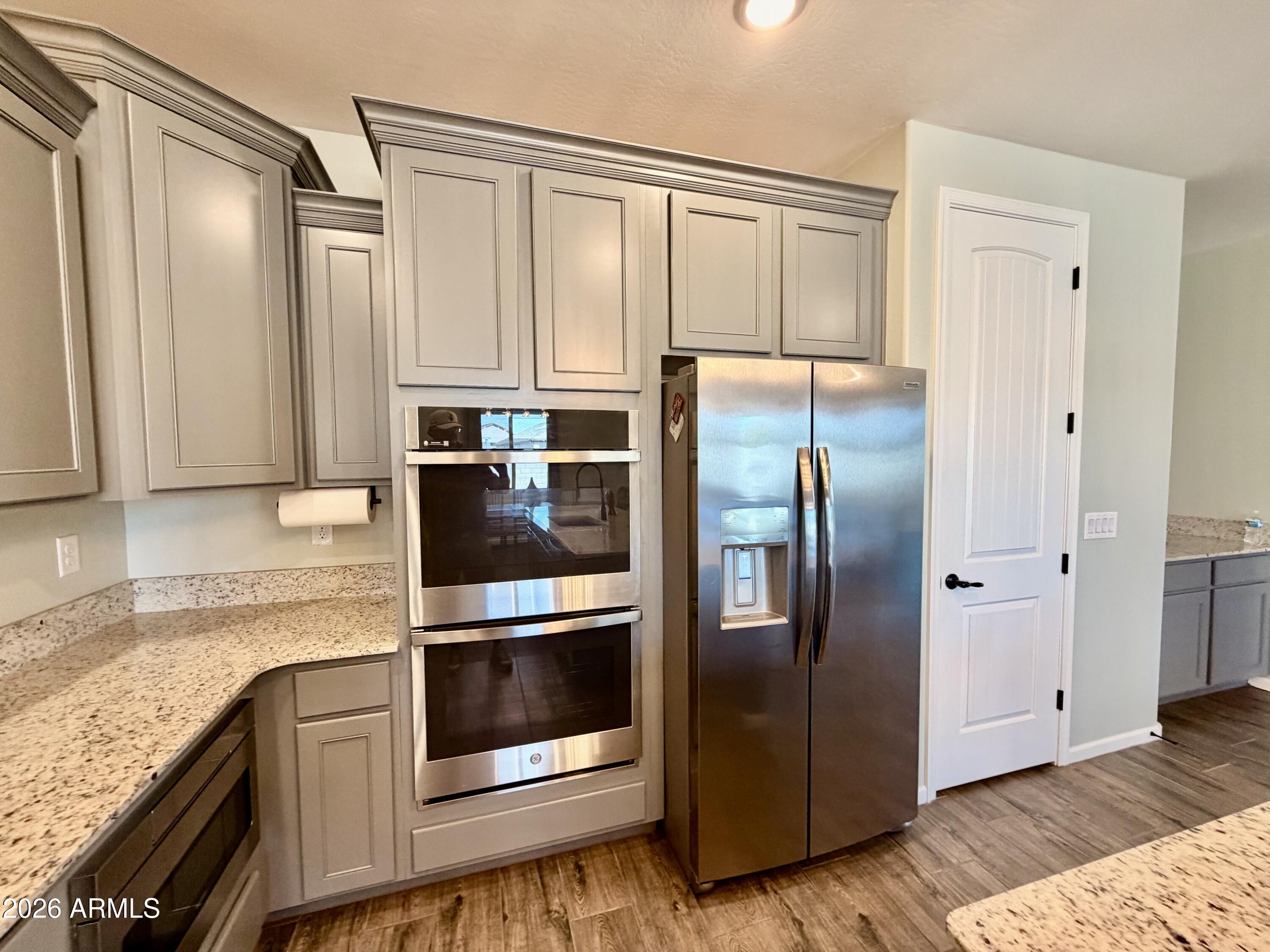 1194 E RIVERTON Place