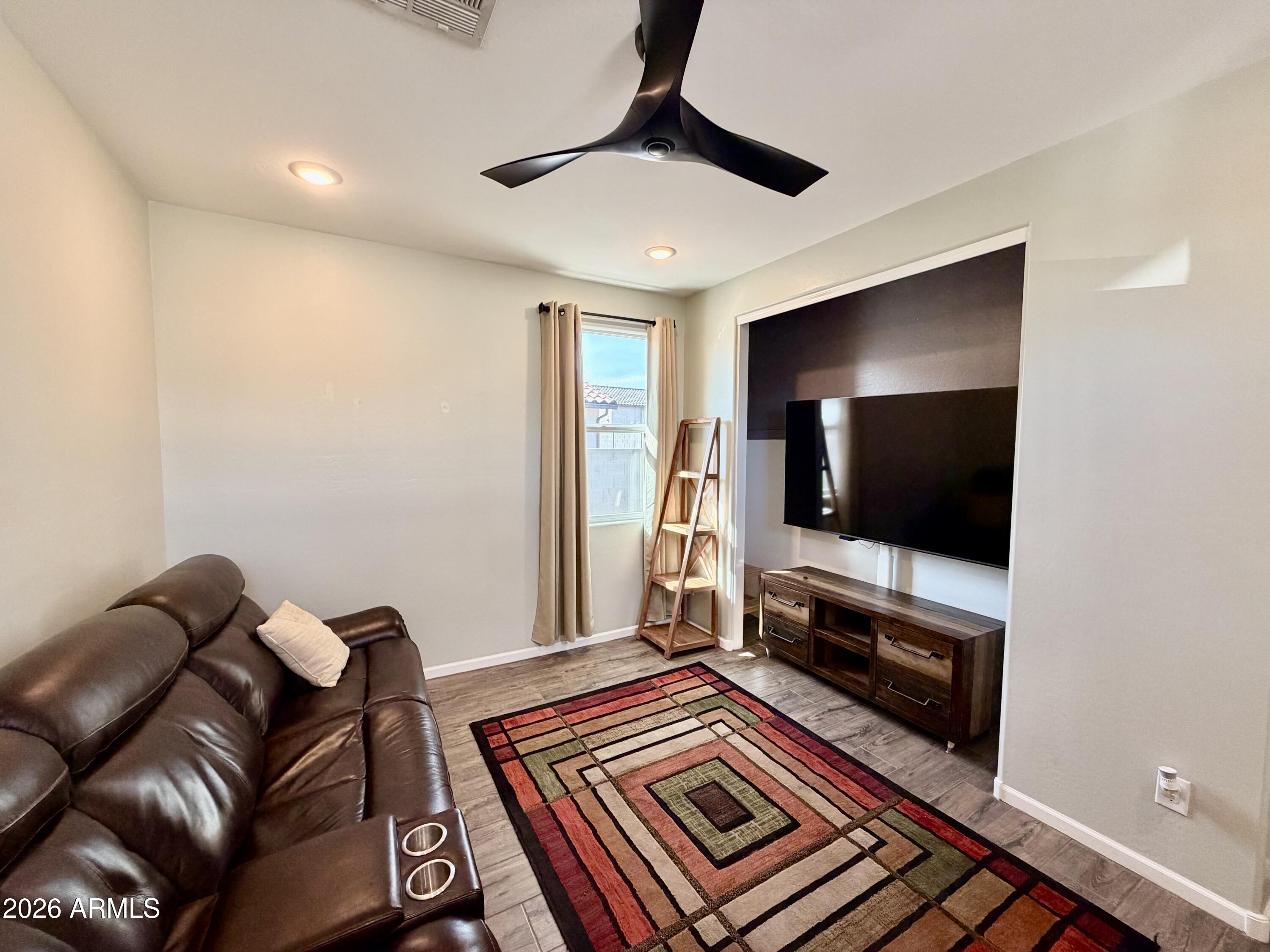 1194 E RIVERTON Place