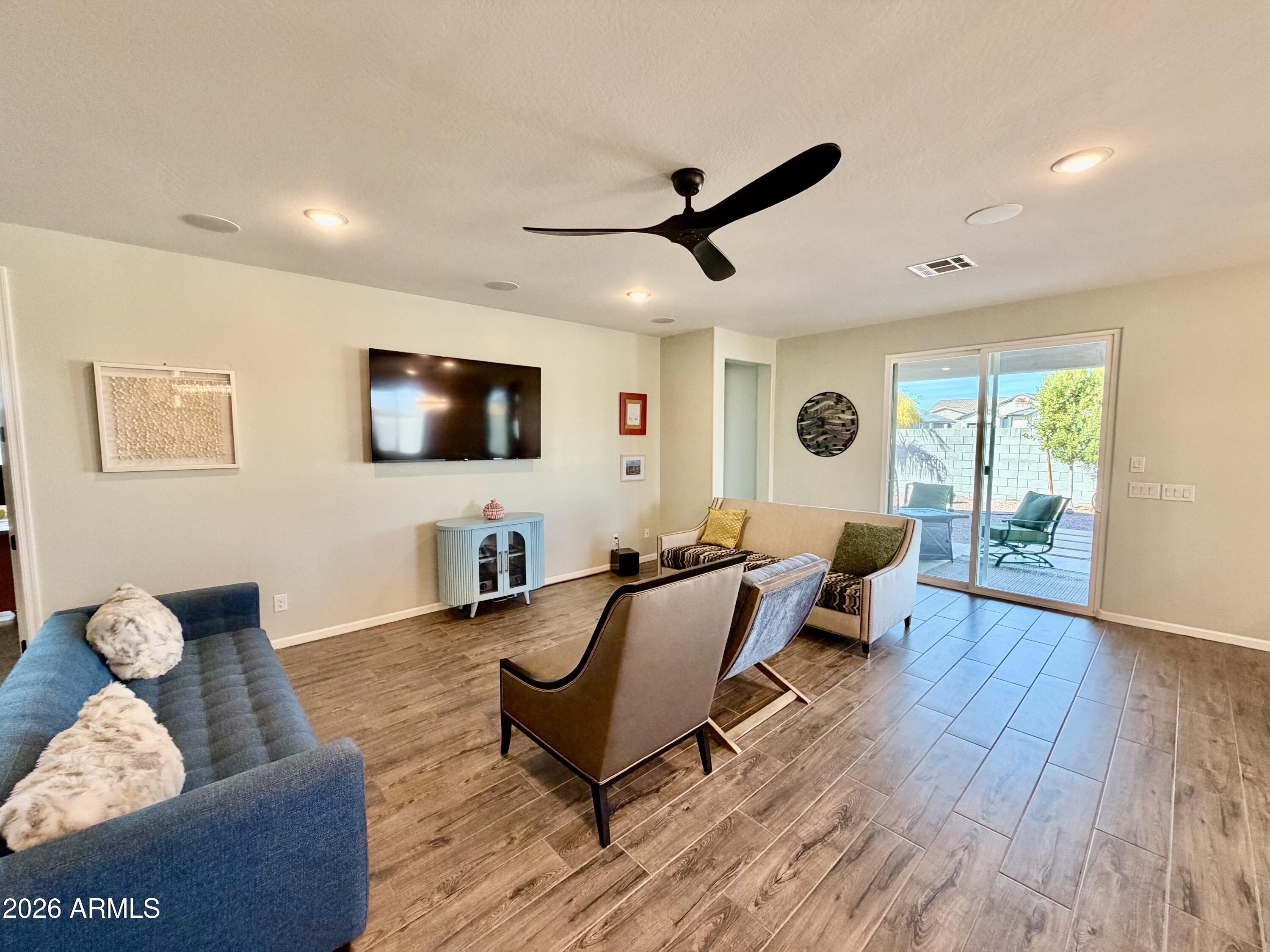 1194 E RIVERTON Place