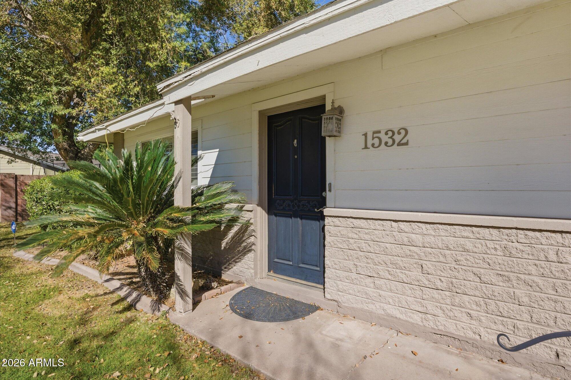1532 W LOMA Lane
