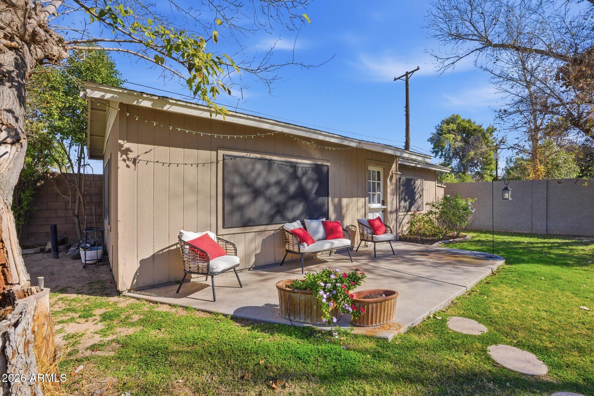 1532 W LOMA Lane