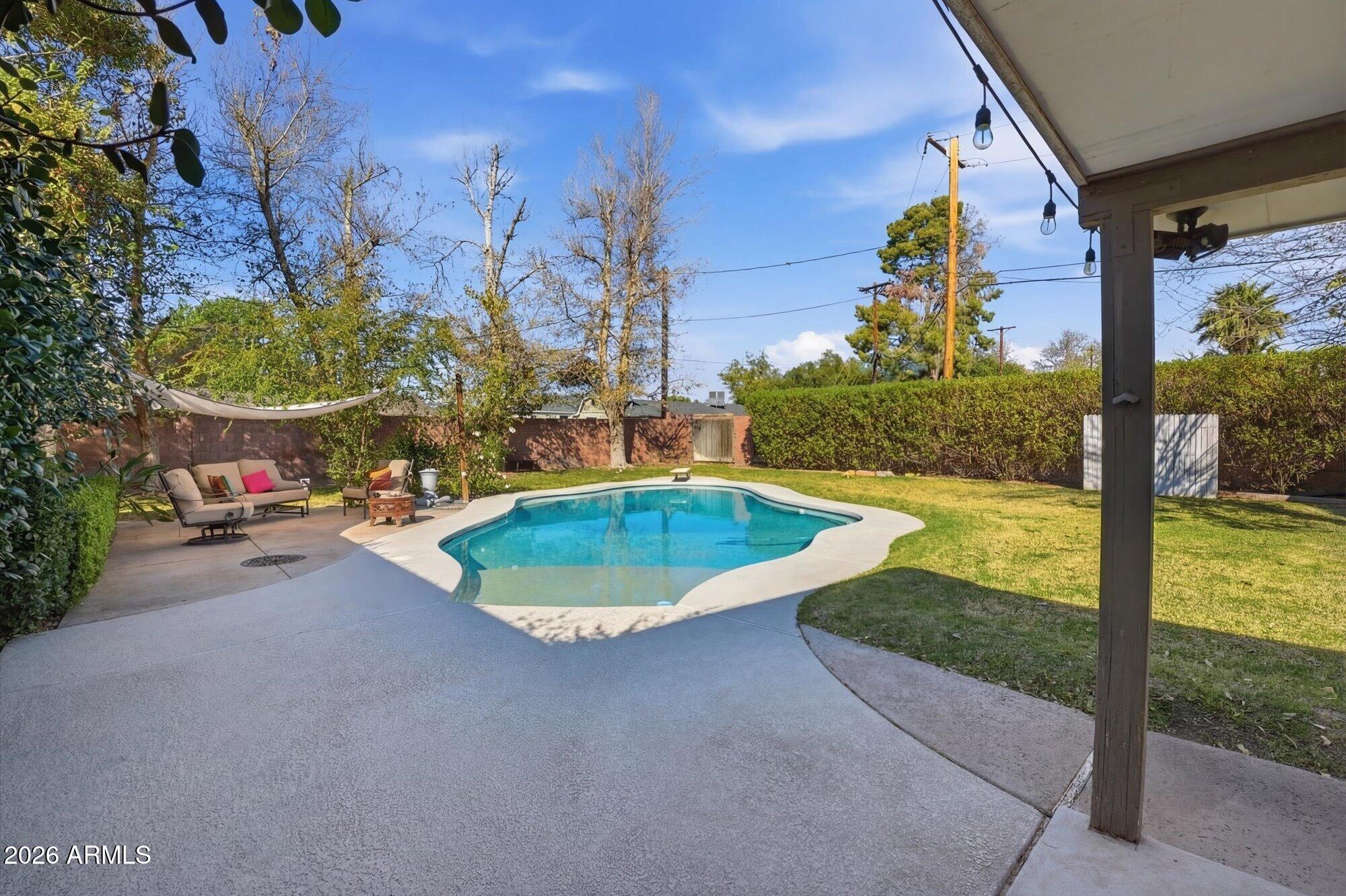 1532 W LOMA Lane