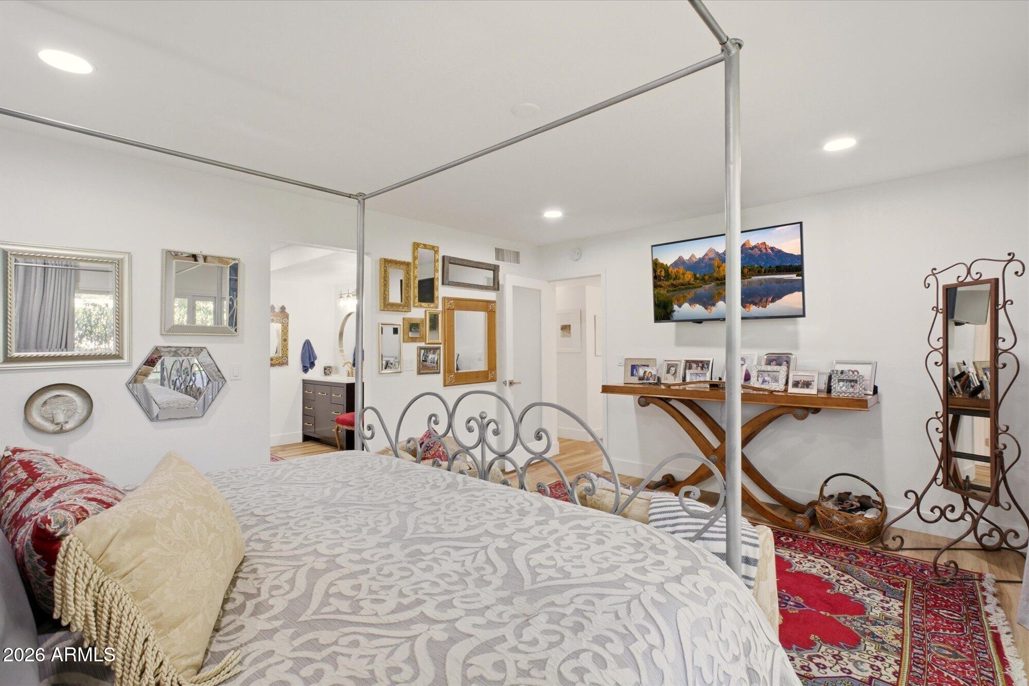 8212 E DEL CUARZO Drive