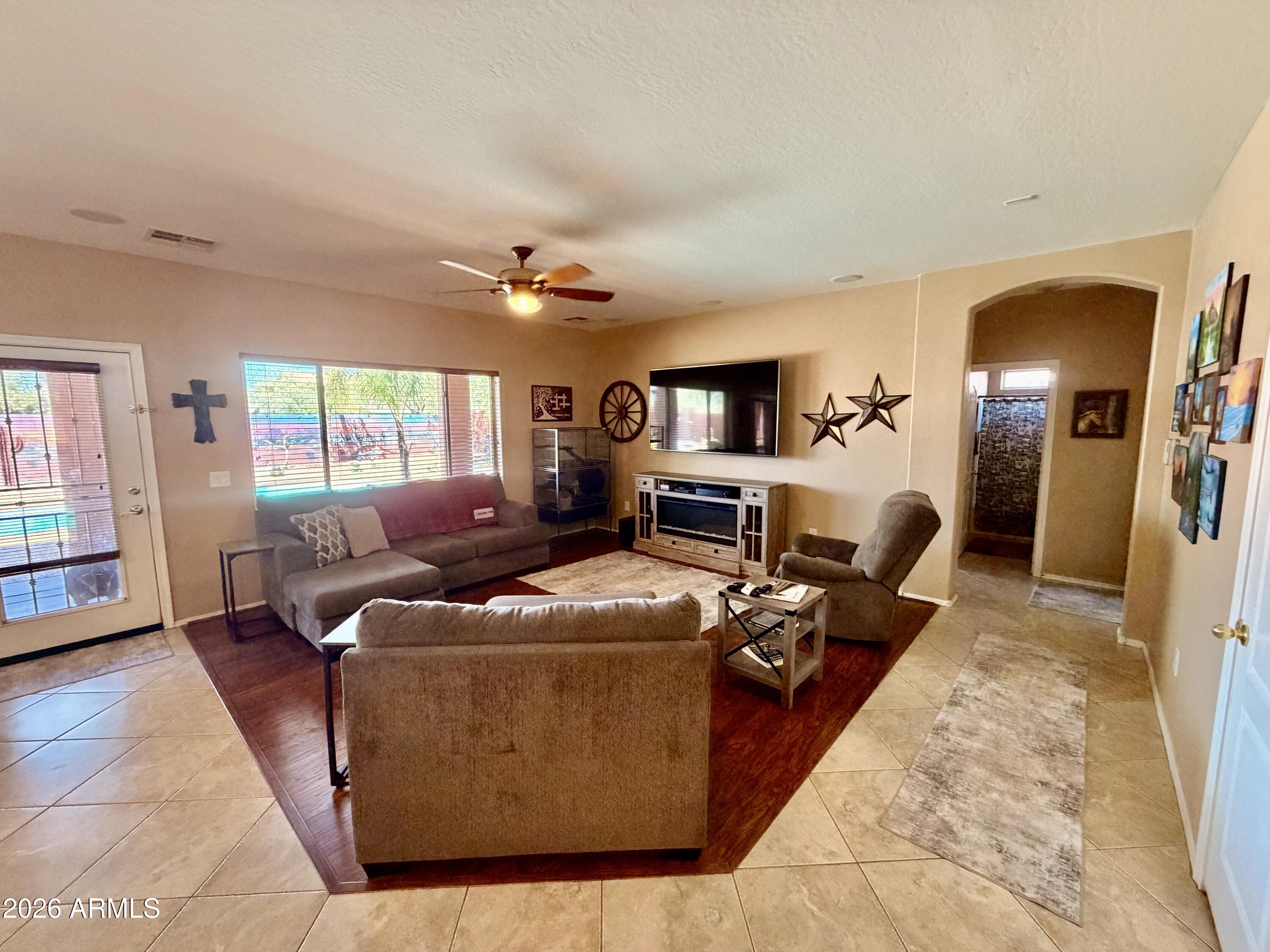 1863 N WESTFALL Lane