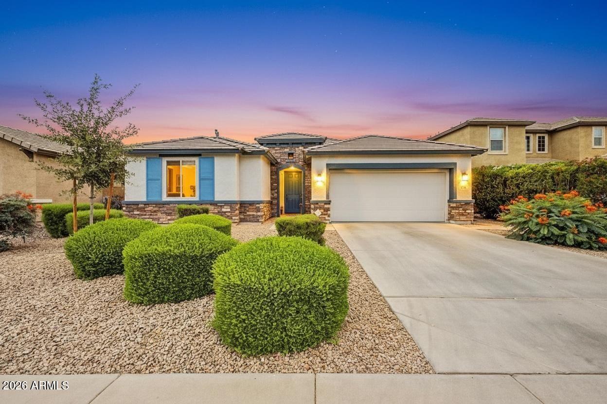 744 W DESERT HOLLOW Drive