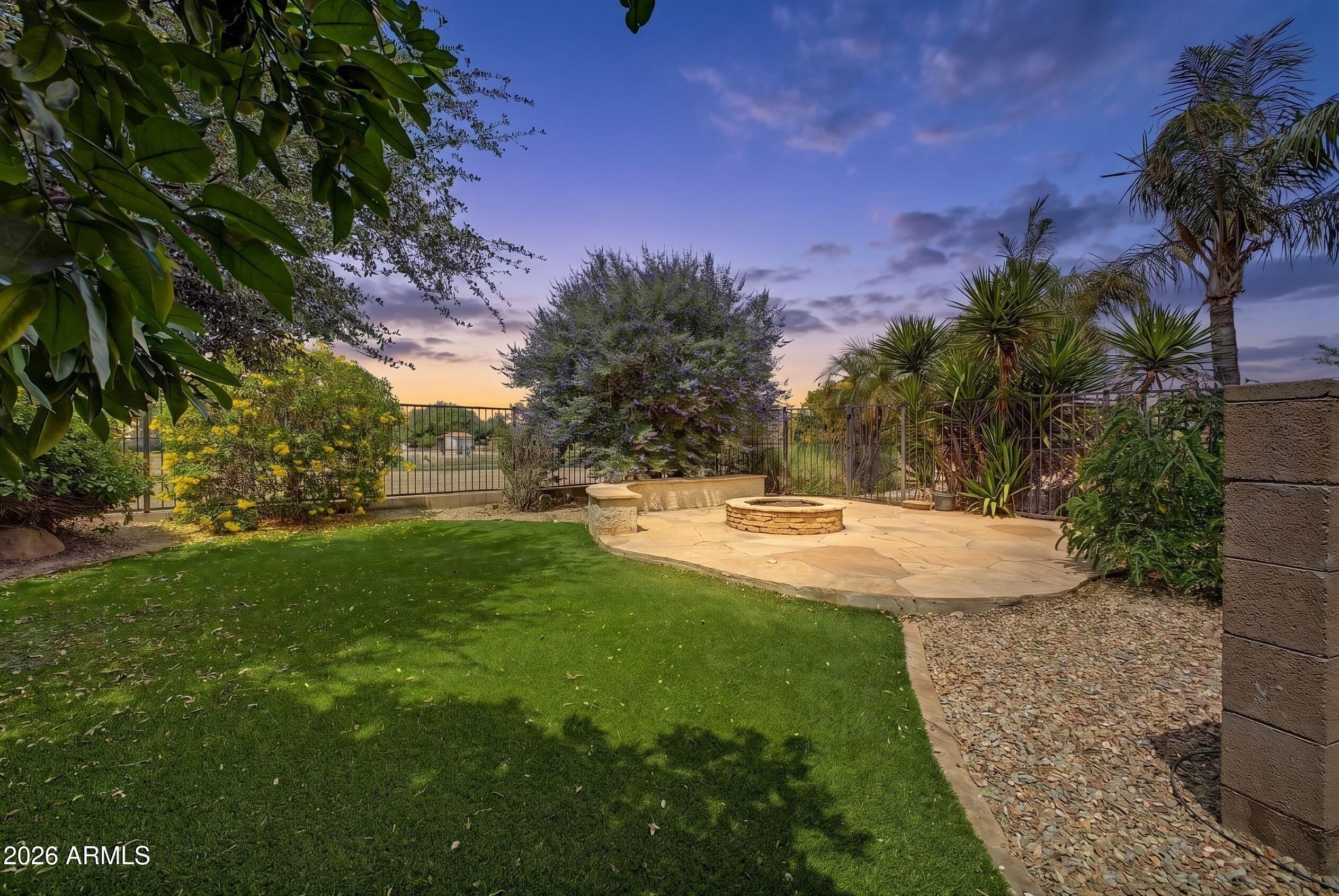 21063 E CALLE DE FLORES