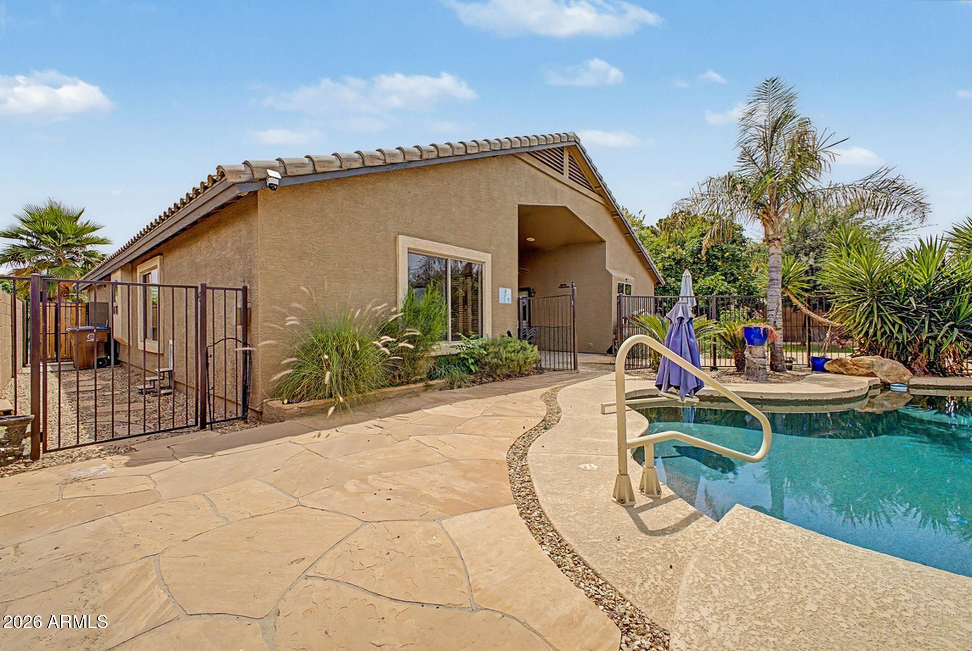 21063 E CALLE DE FLORES