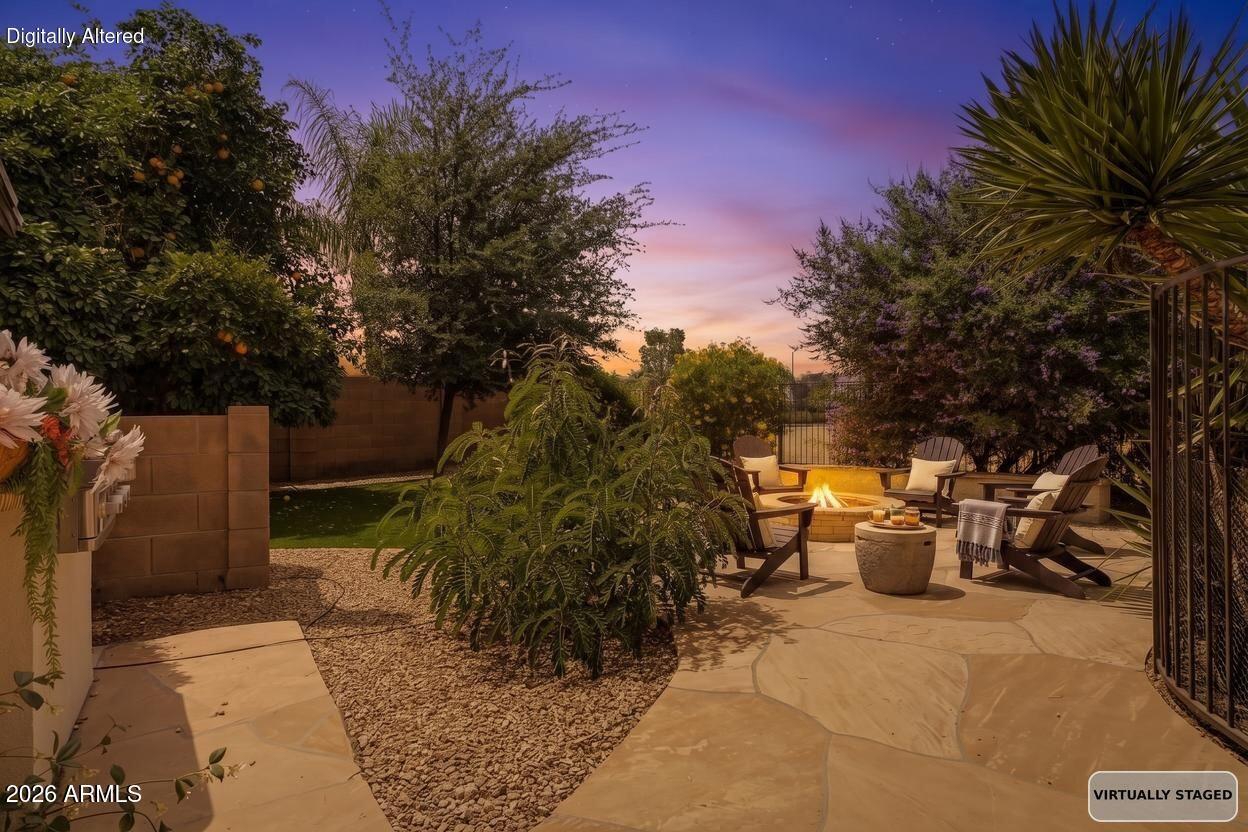 21063 E CALLE DE FLORES