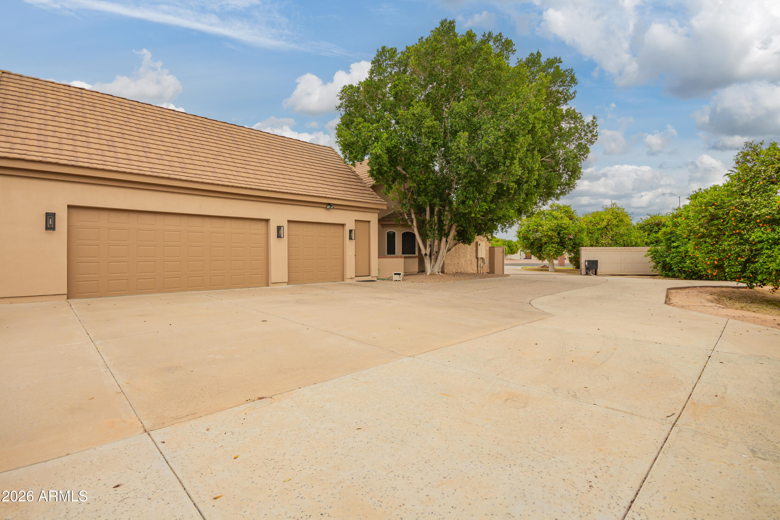 2264 N 39TH Circle