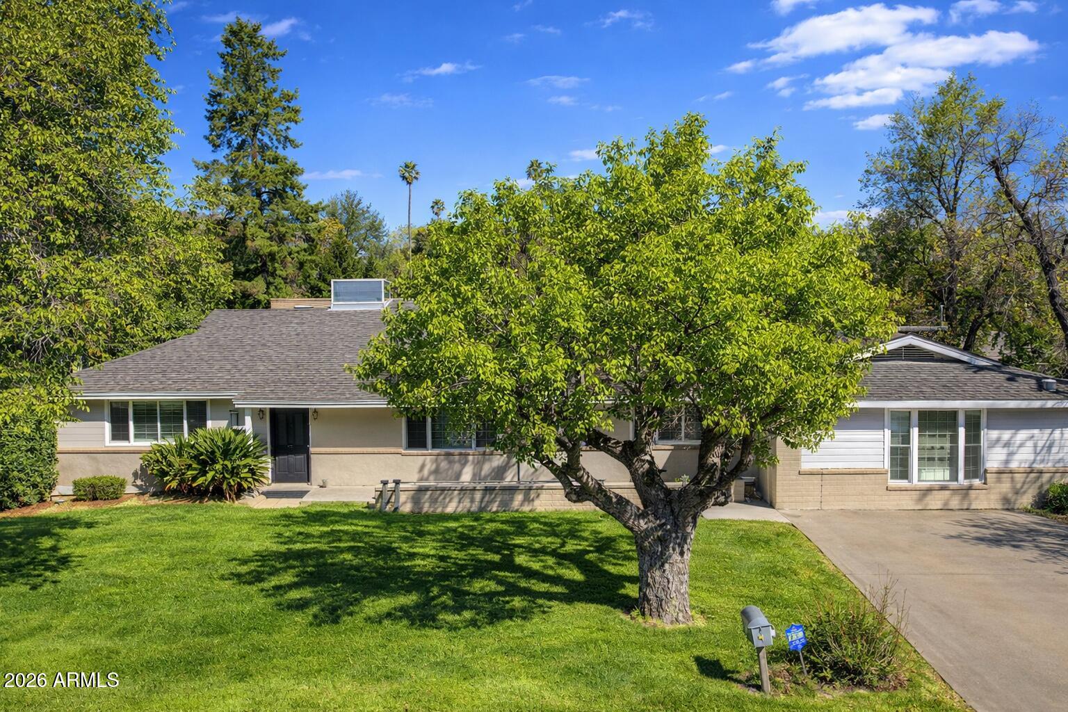 1532 W LOMA Lane